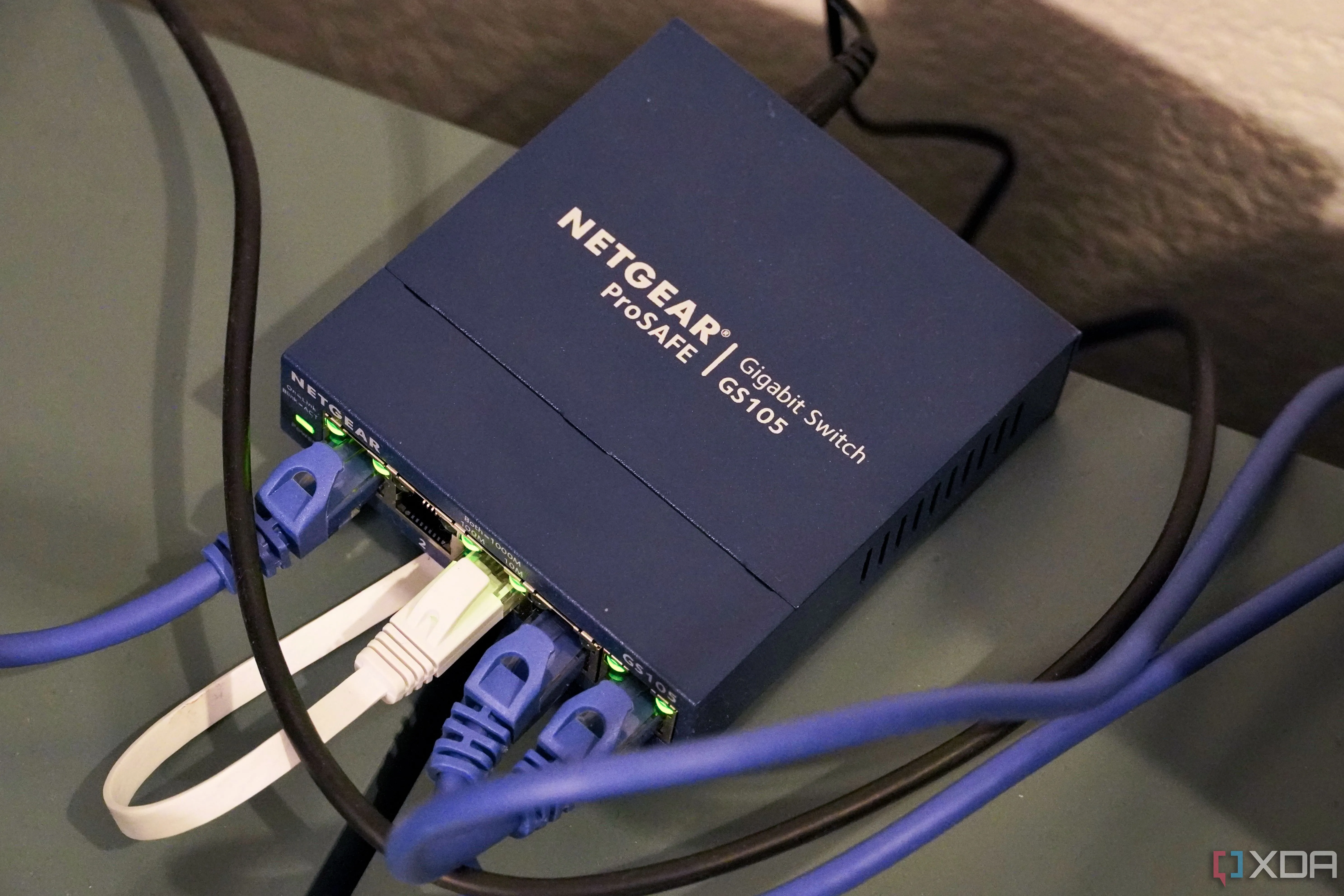 Switch Ethernet 5 cổng Netgear nhỏ gọn, đối lập với khả năng mở rộng của switch mạng xếp chồng