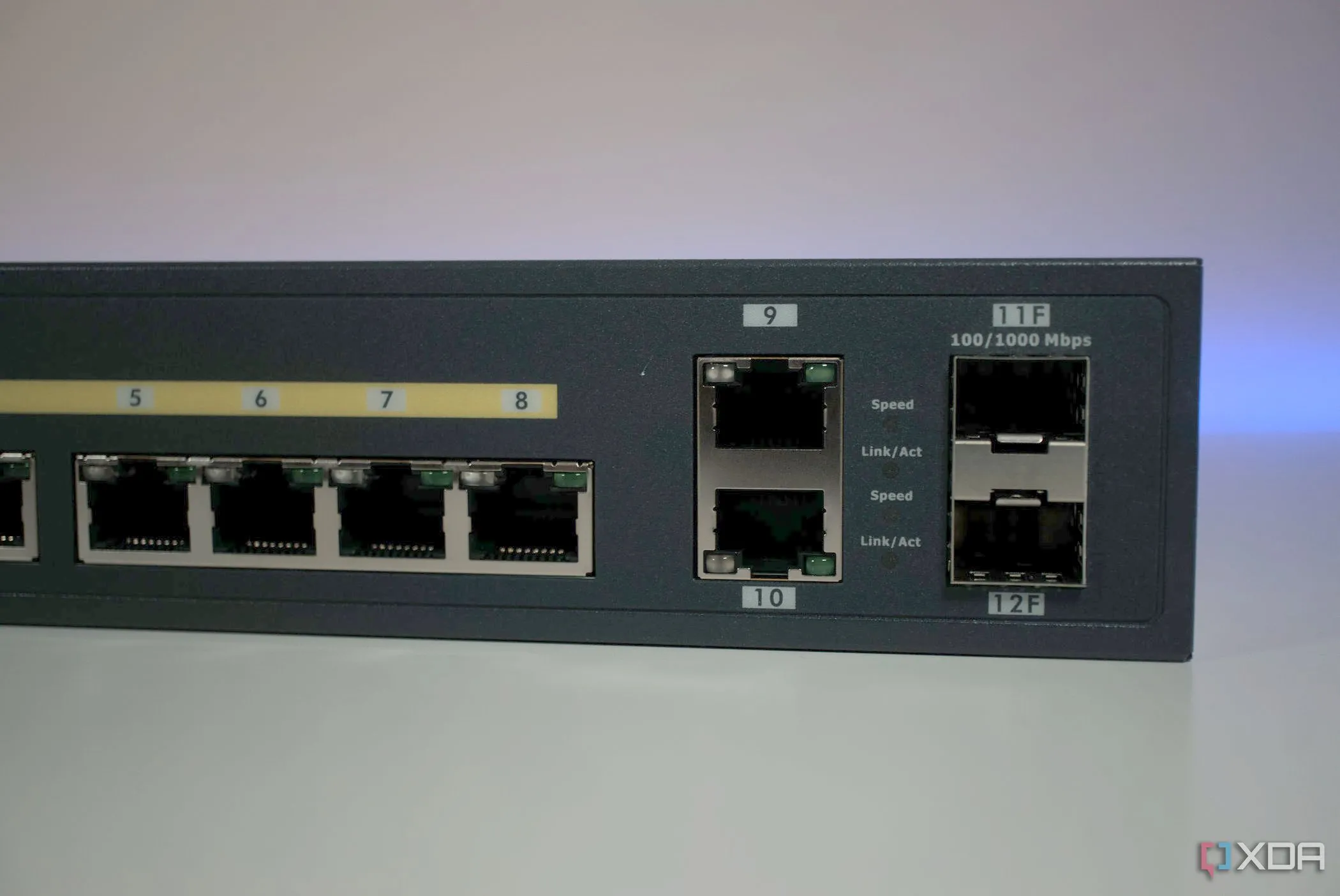 Switch mạng EnGenius ECS112FP với các cổng uplink phía trước, minh họa thiết bị hỗ trợ stacking