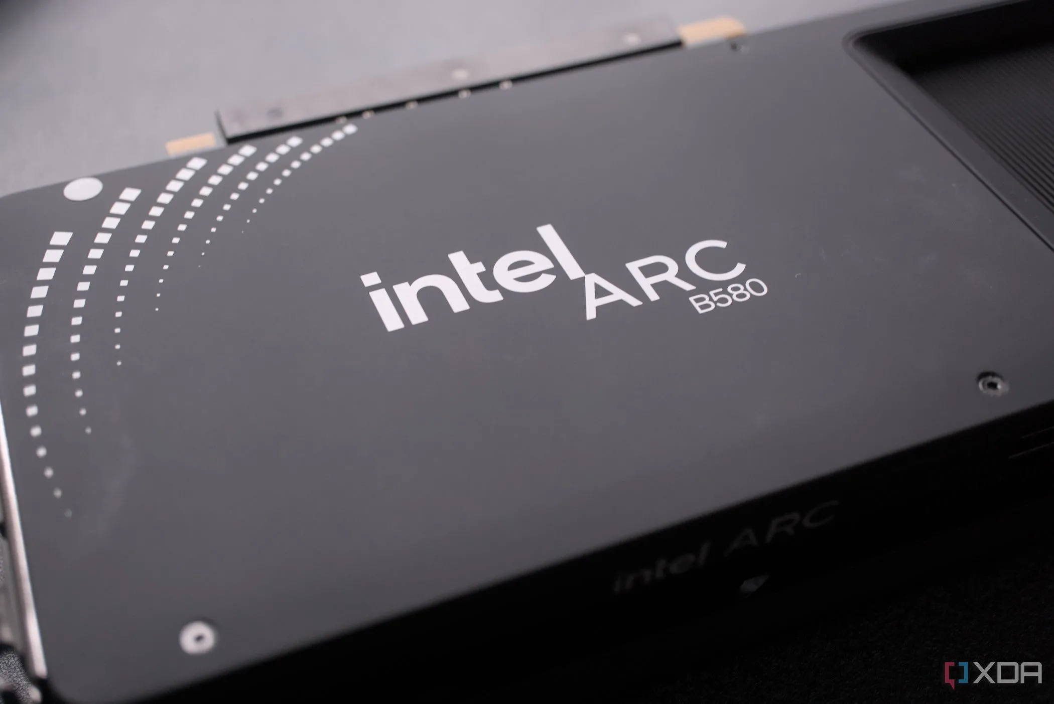 Tấm backplate bảo vệ trên card đồ họa Intel Arc B580, tăng cường độ bền và thẩm mỹ