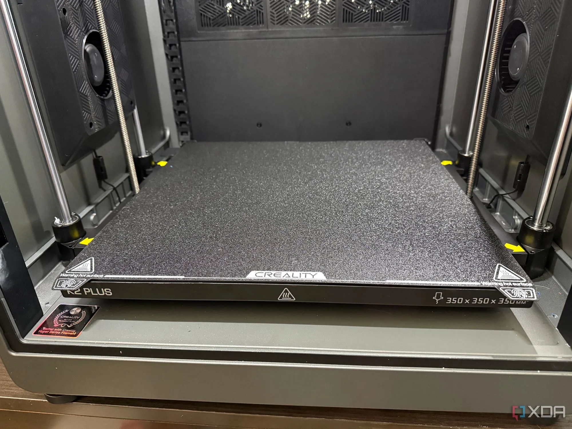 Tấm bàn in PEI linh hoạt của Creality K2 Plus giúp in 3D dễ dàng bóc tách và bám dính tốt