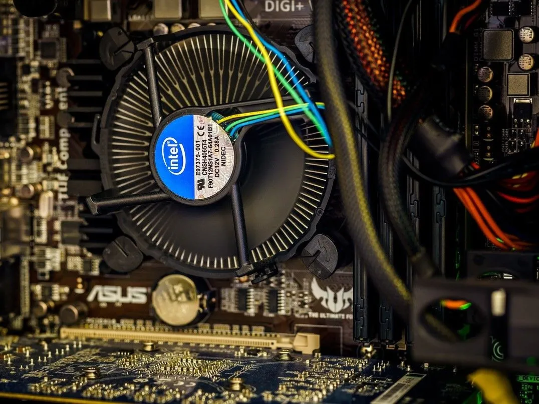 Tản nhiệt CPU Intel trên bo mạch chủ ASUS