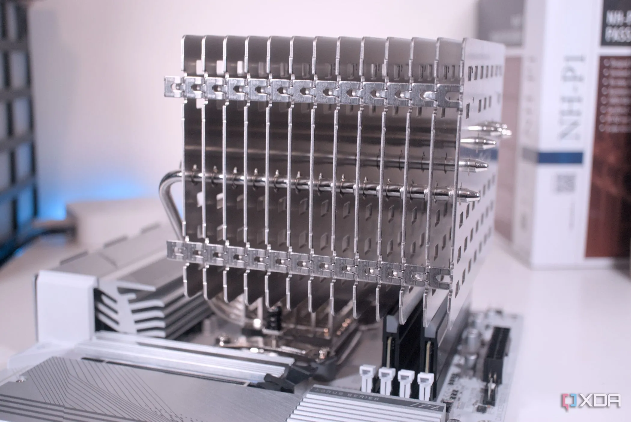 Tản nhiệt Noctua NH-P1 đã được lắp đặt trên mainboard AMD