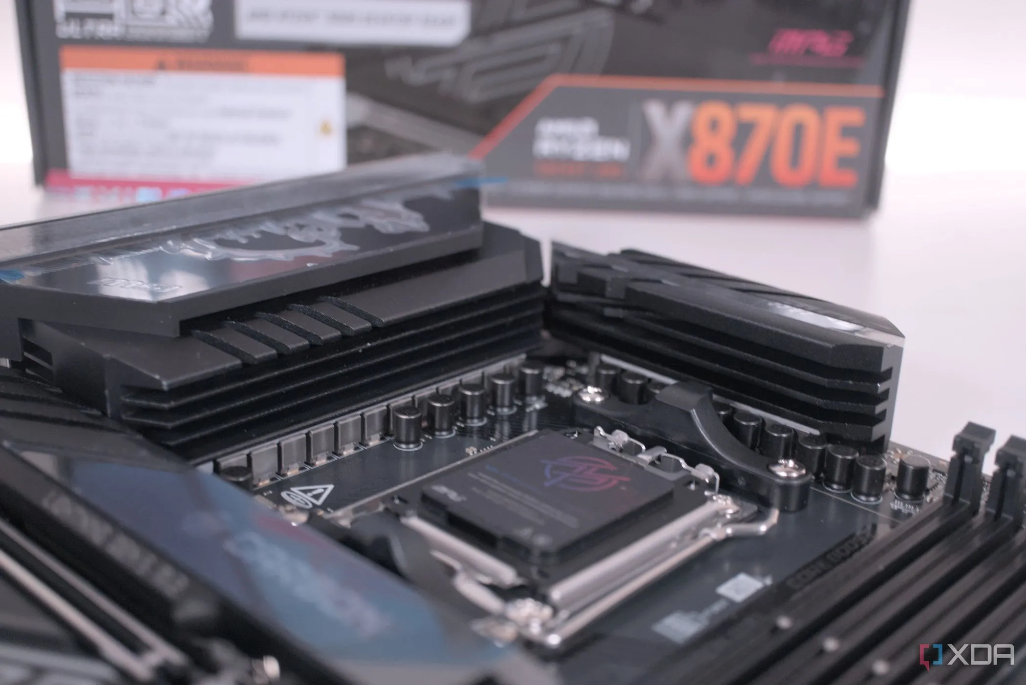Tản nhiệt VRM của bo mạch chủ MSI MPG X870E Carbon WiFi