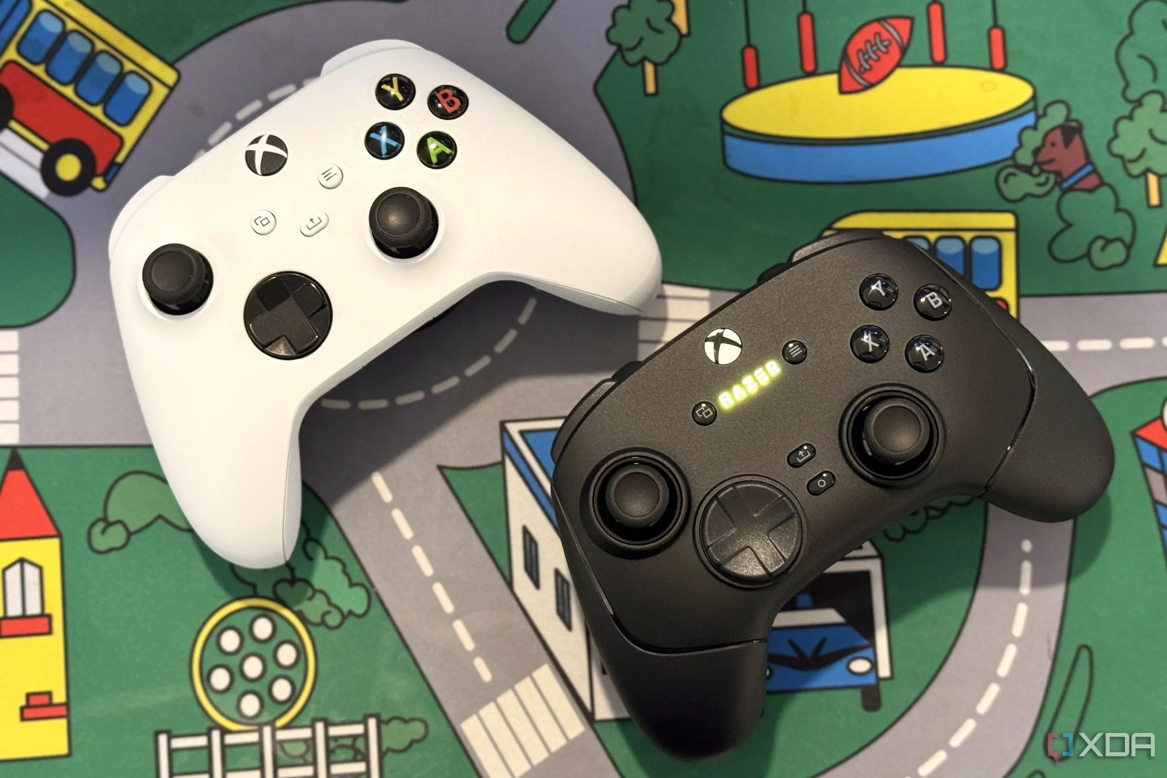 Tay cầm Razer Wolverine V3 Pro trên bàn cạnh tay cầm Xbox màu trắng