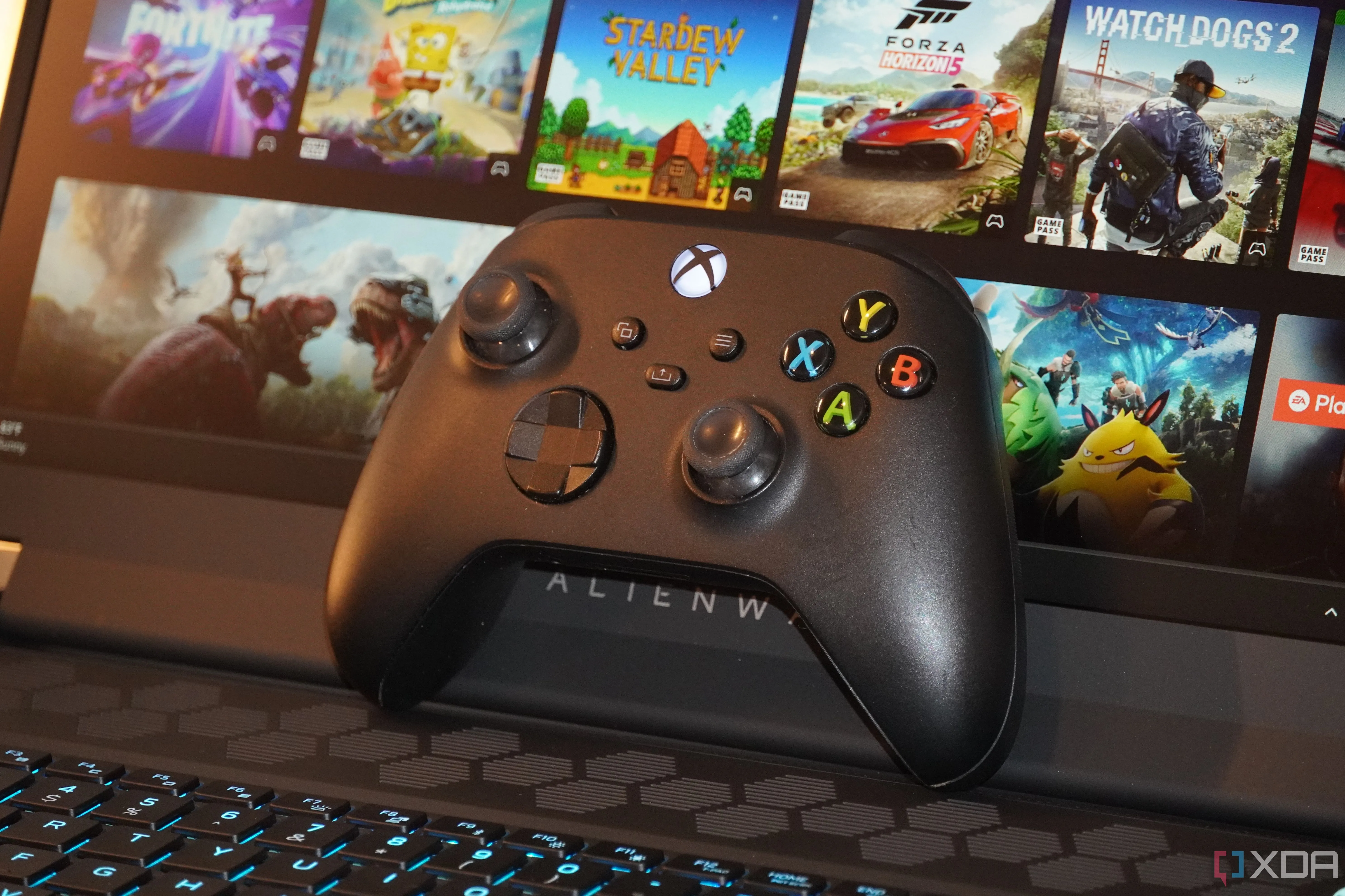 Tay cầm Xbox kết nối laptop Alienware, thể hiện trải nghiệm chơi game GTA trên PC và console