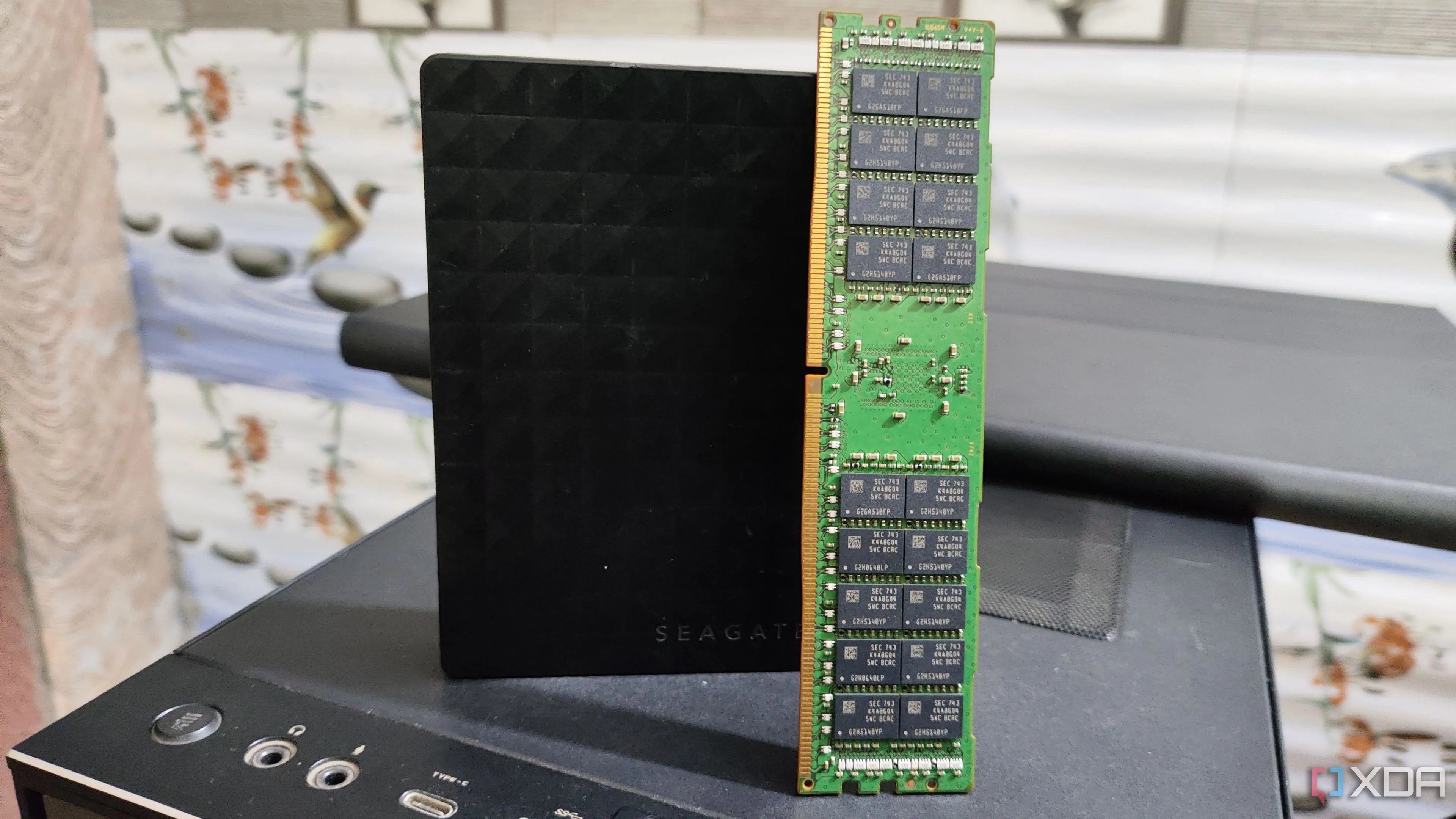 Thanh bộ nhớ ECC đặt trên ổ cứng HDD gắn ngoài Seagate 2TB, biểu thị sự kết hợp giữa RAM ECC và giải pháp lưu trữ đáng tin cậy.