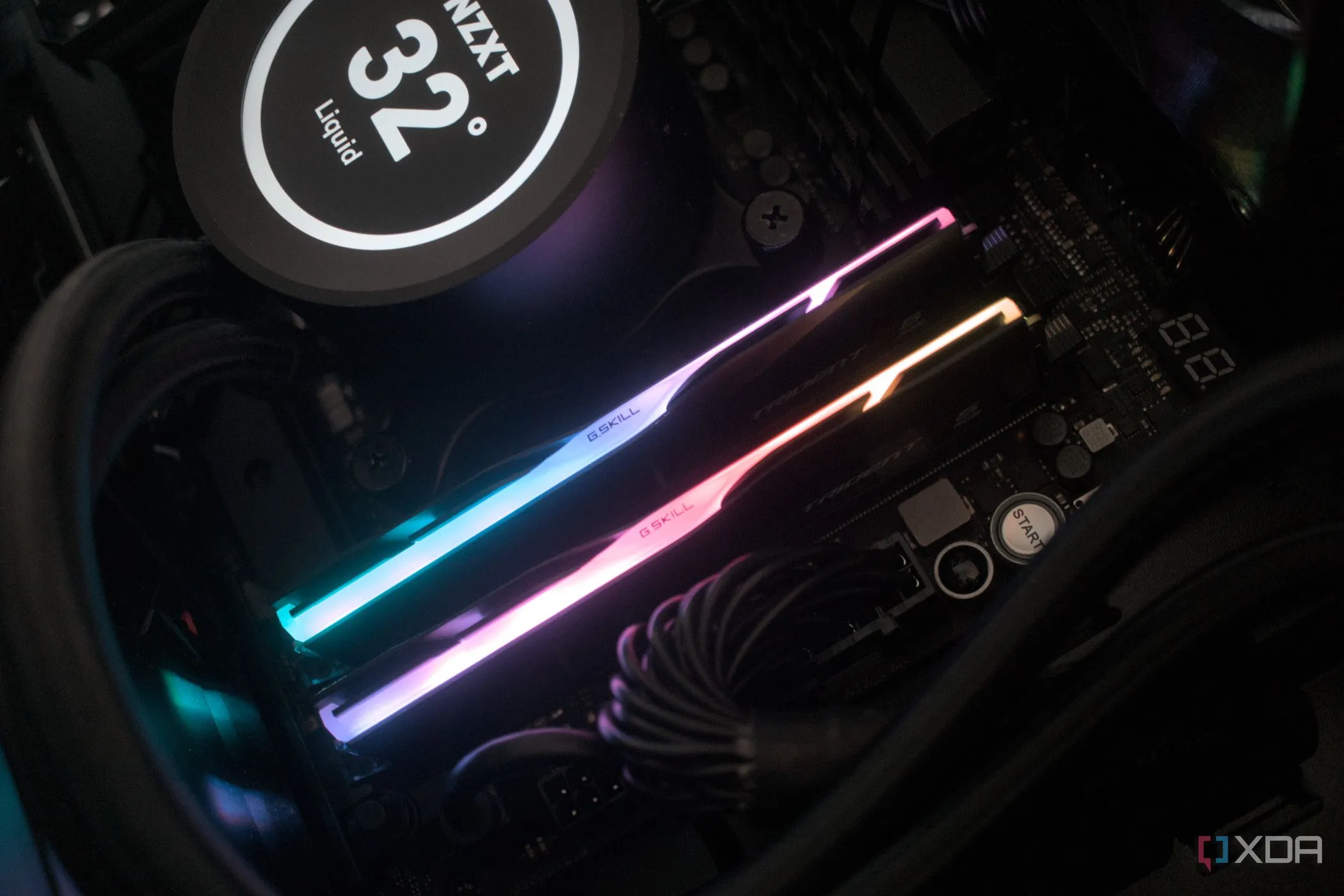 Thanh RAM DDR5 G.Skill Trident Z5 RGB tốc độ cao được lắp trên mainboard