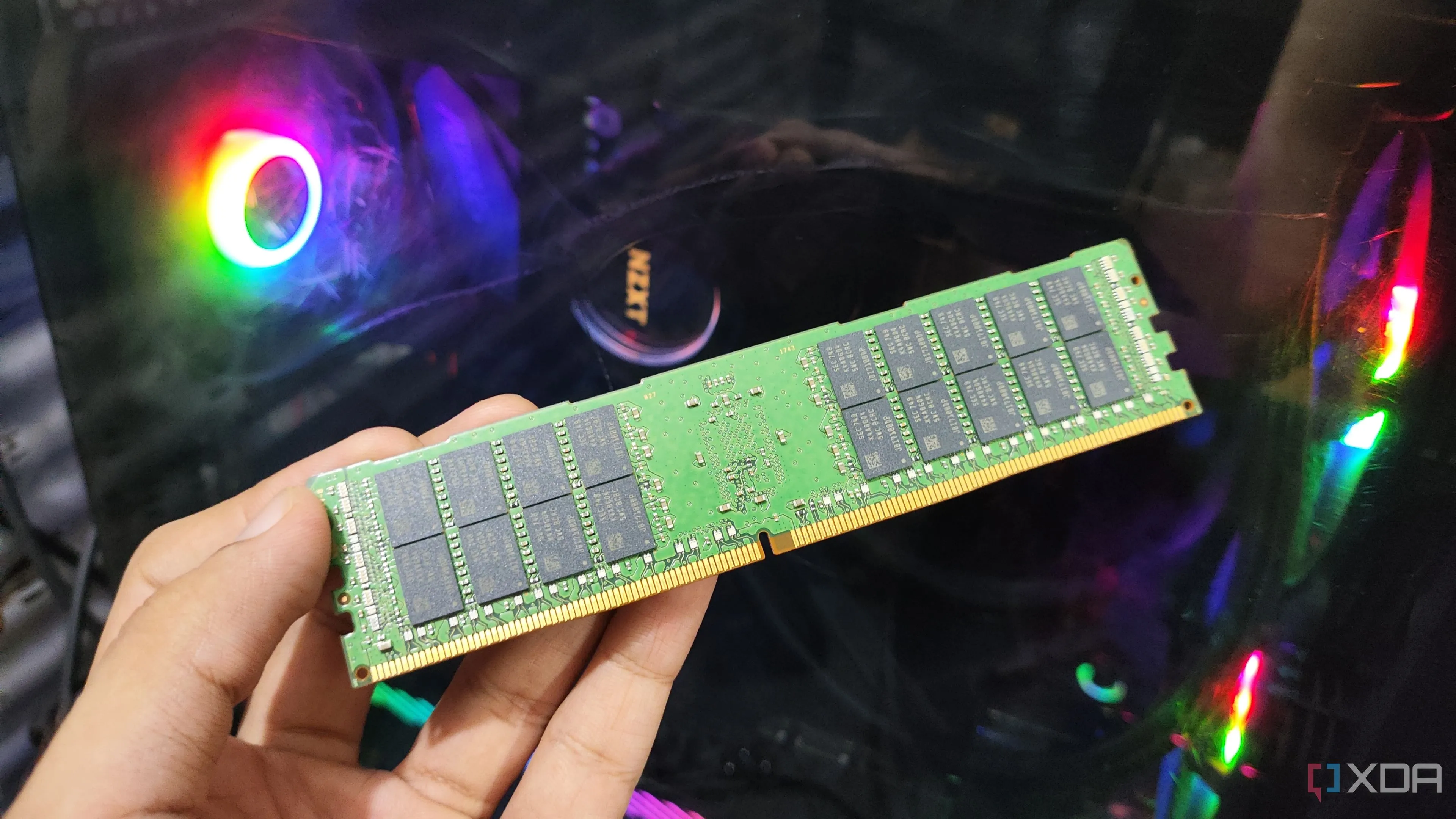 Thanh RAM ECC DDR4 32GB đang được cầm trên tay, minh họa cho bộ nhớ có khả năng sửa lỗi, quan trọng cho server home lab