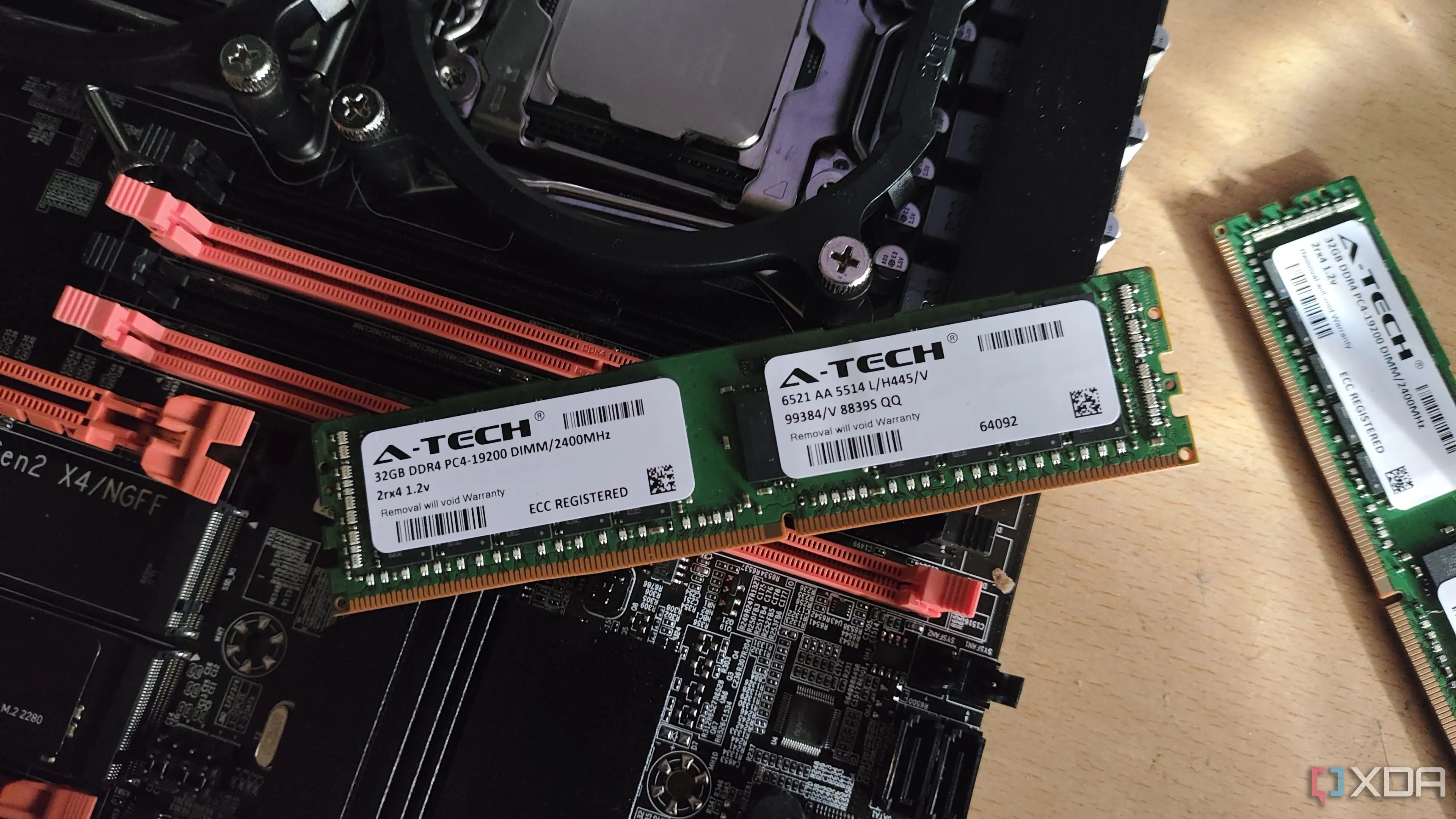 Thanh RAM ECC DDR4 32GB đặt trên bo mạch chủ máy chủ X99, minh họa cho phần cứng cấp server.