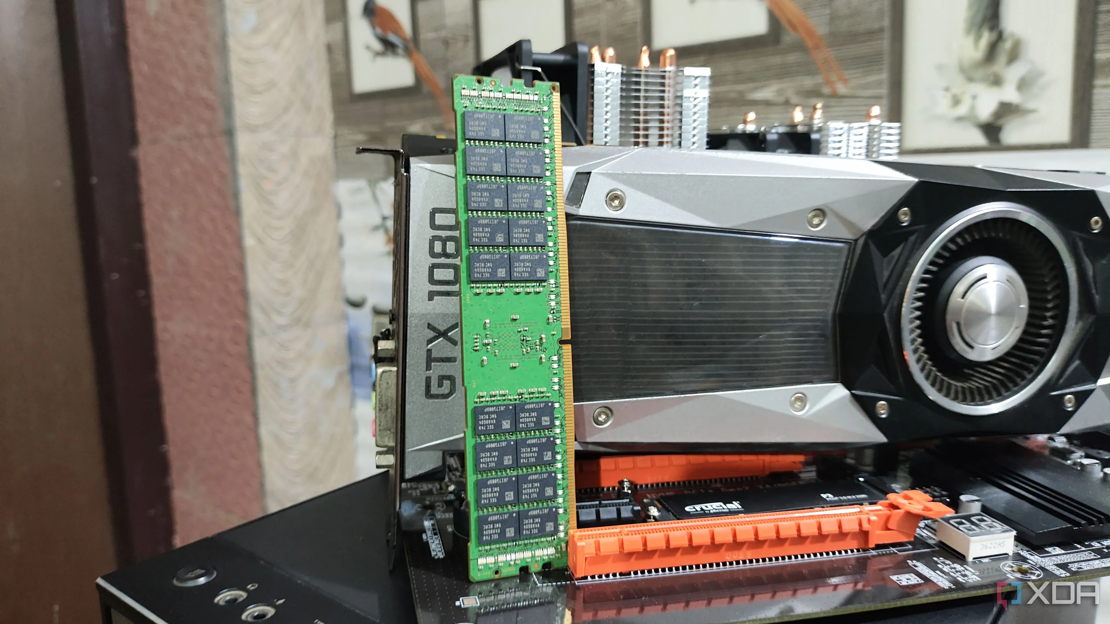 Thanh RAM ECC DDR4 32GB dựa vào card đồ họa GTX 1080, đại diện cho linh kiện cao cấp trong hệ thống home lab.