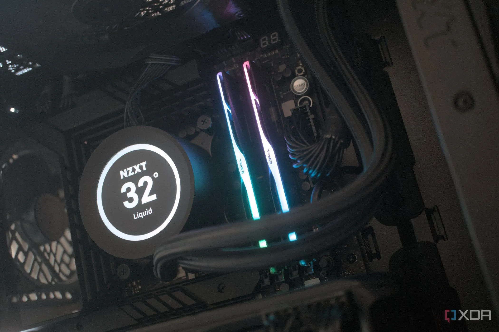Thanh RAM G.Skill Trident Z5 RGB DDR5-7200 cao cấp với đèn LED rực rỡ.