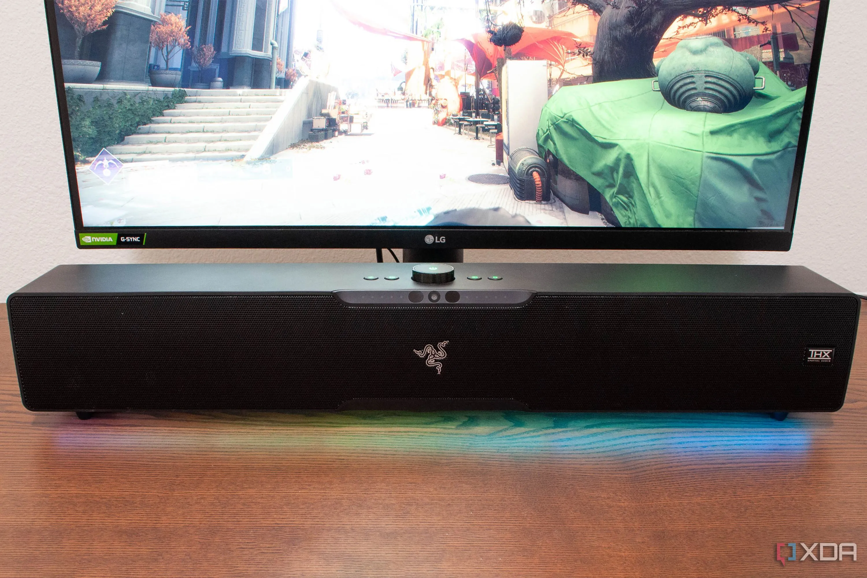 Thanh soundbar Razer Leviathan V2 Pro trên bàn làm việc, gợi ý hệ sinh thái gaming