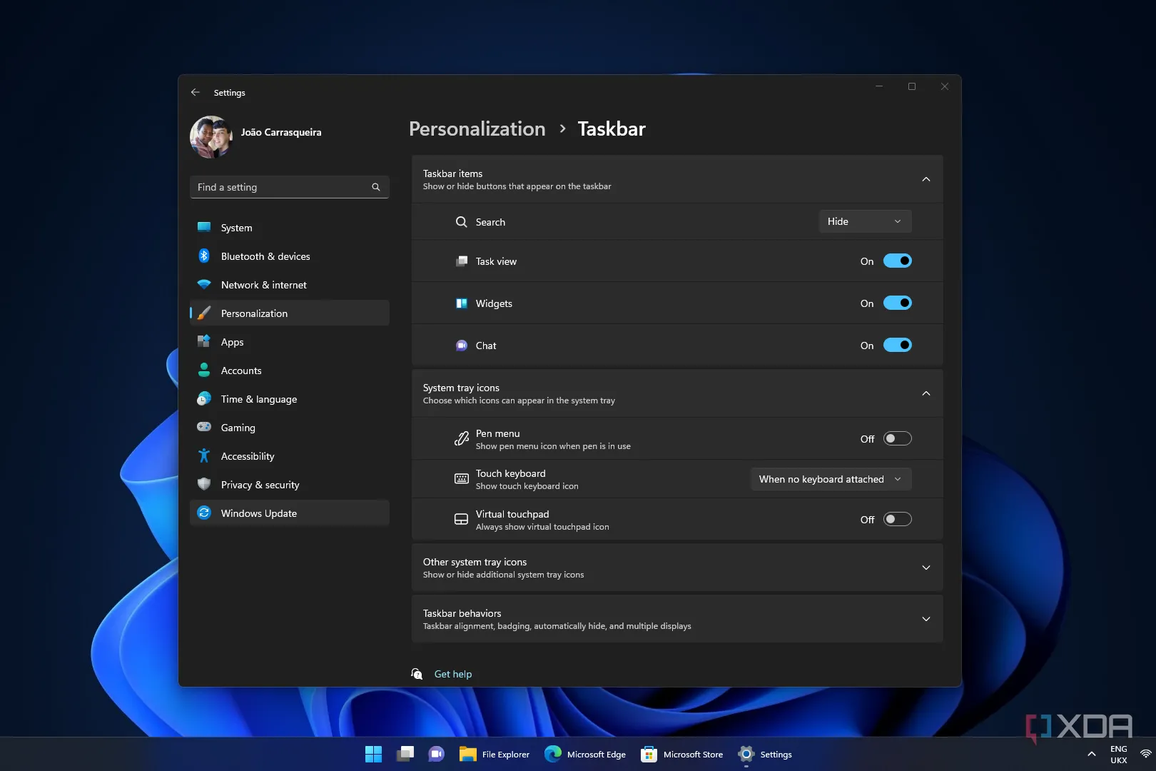 Thanh Taskbar Windows 11 hiển thị các cửa sổ ứng dụng riêng lẻ với nhãn tên, sau khi tắt tính năng nhóm cửa sổ.