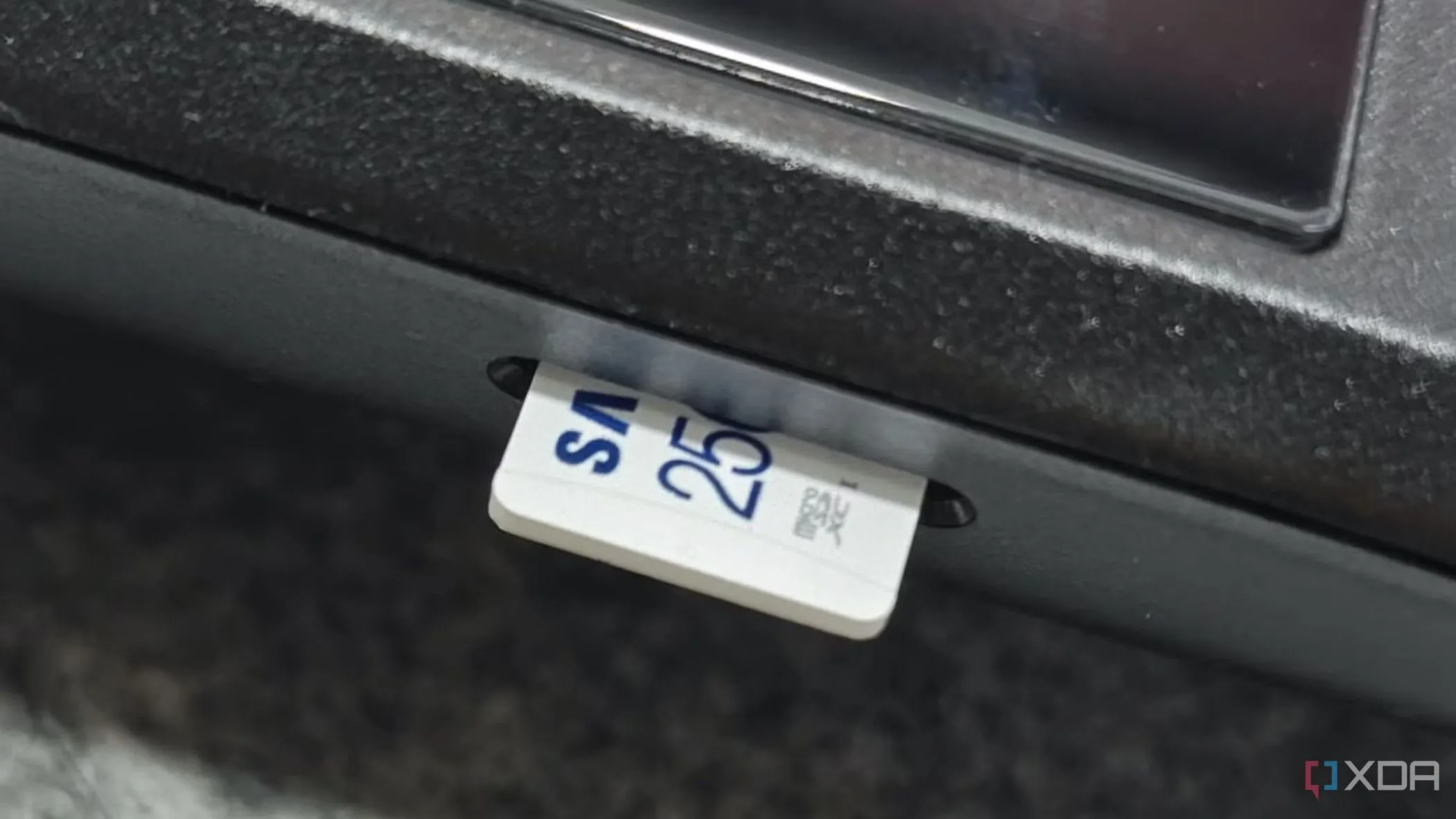 Thẻ nhớ microSD được cắm vào Steam Deck