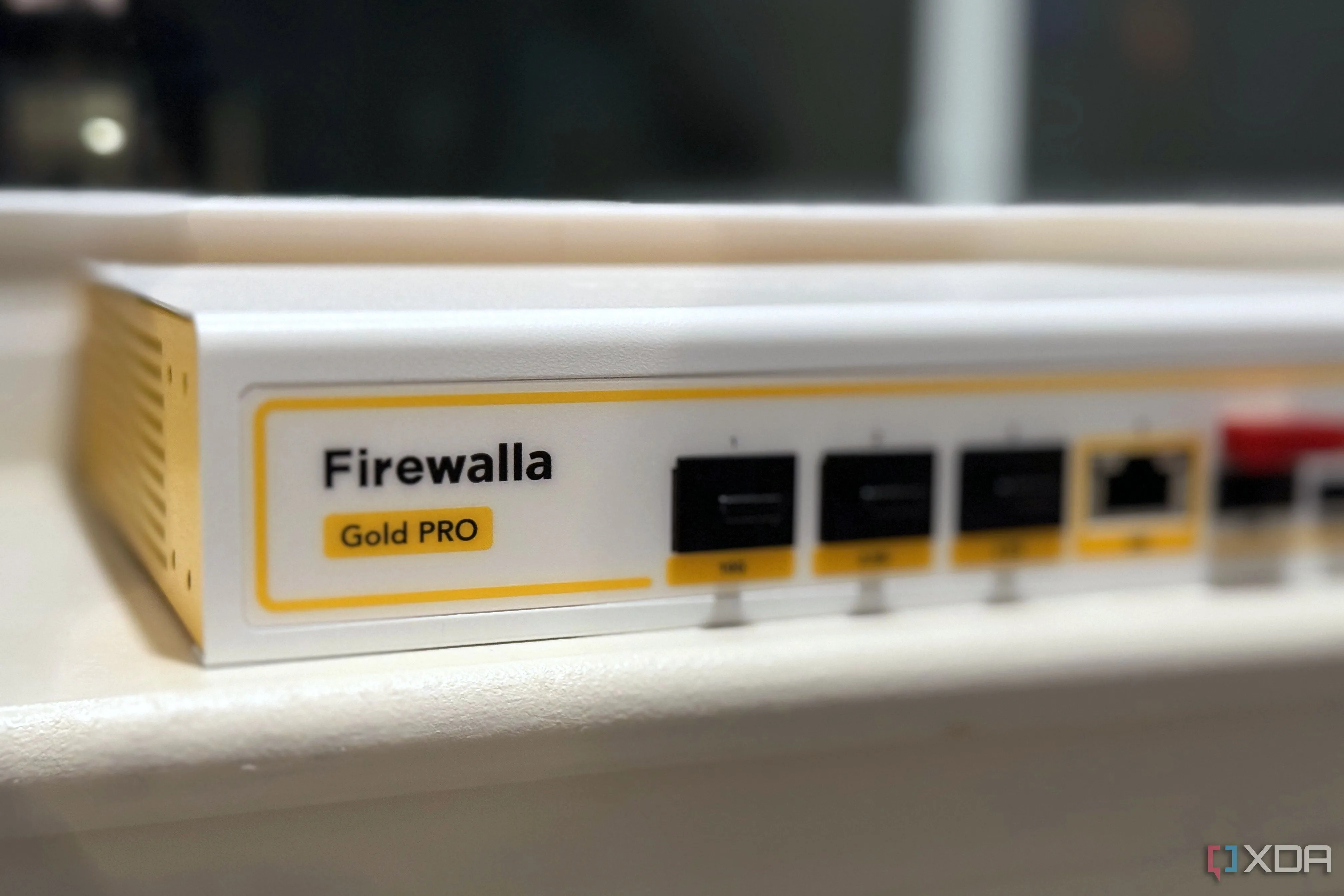Thiết bị bảo mật Firewalla Gold Pro, đại diện cho các giải pháp tường lửa phần cứng giúp củng cố an ninh mạng gia đình.