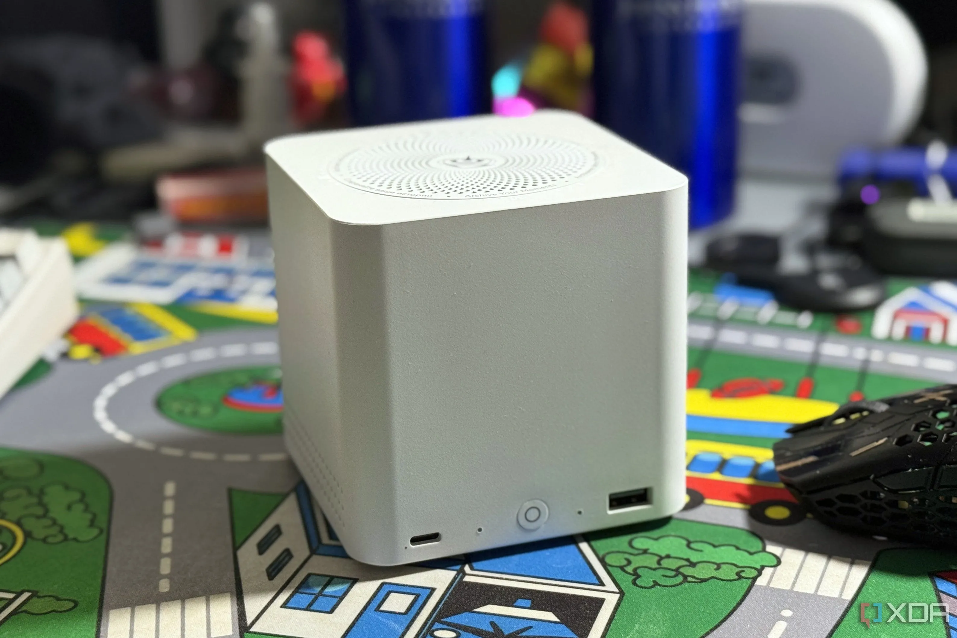 Thiết bị Beelink ME Mini NAS trên bàn làm việc, tượng trưng cho dữ liệu cá nhân cần bảo vệ khỏi sự theo dõi trực tuyến