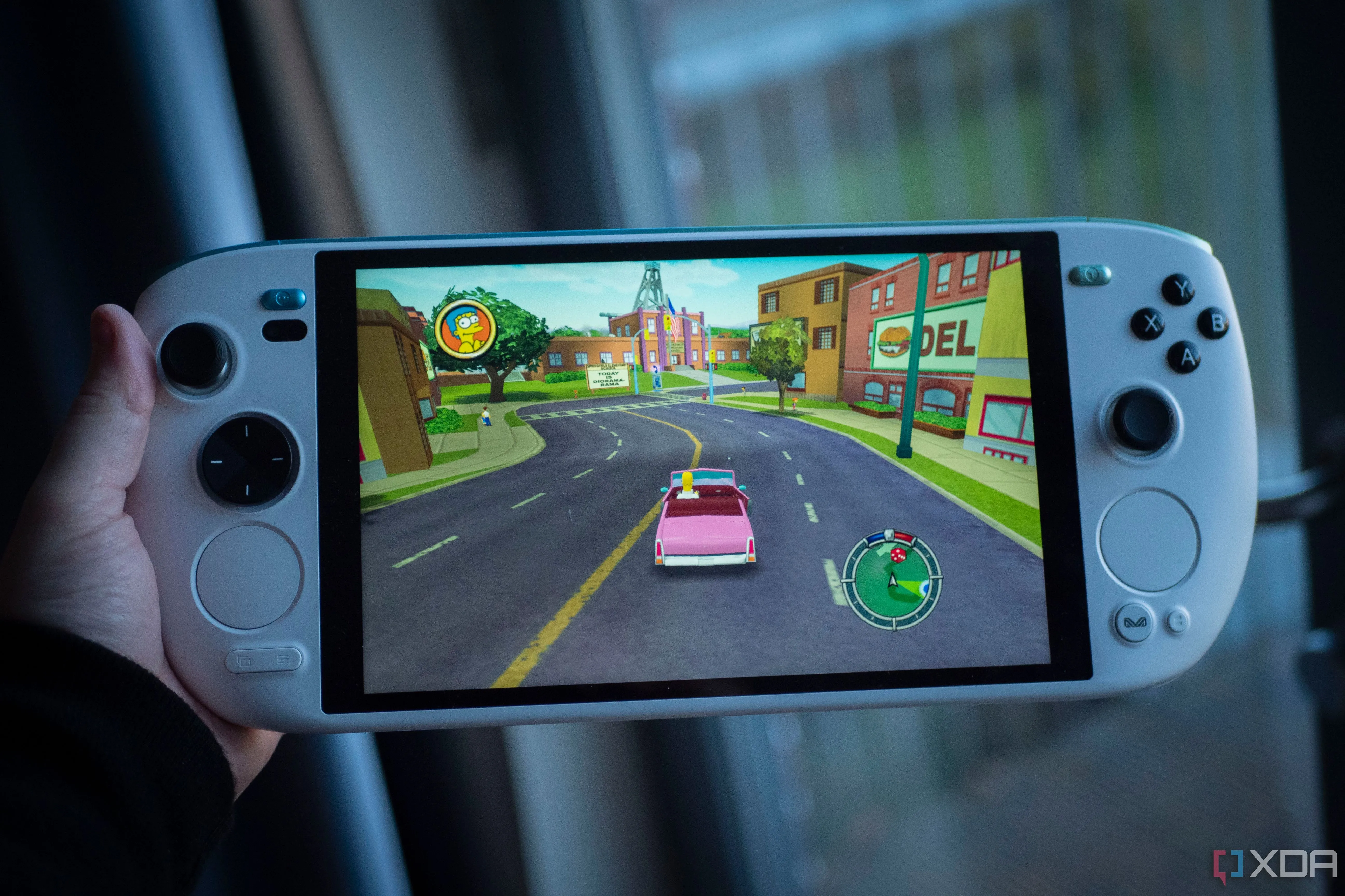 Thiết bị chơi game cầm tay AYANEO KUN hiển thị trò chơi The Simpsons: Hit &amp; Run, một tựa game thế giới mở kinh điển lấy cảm hứng từ GTA.