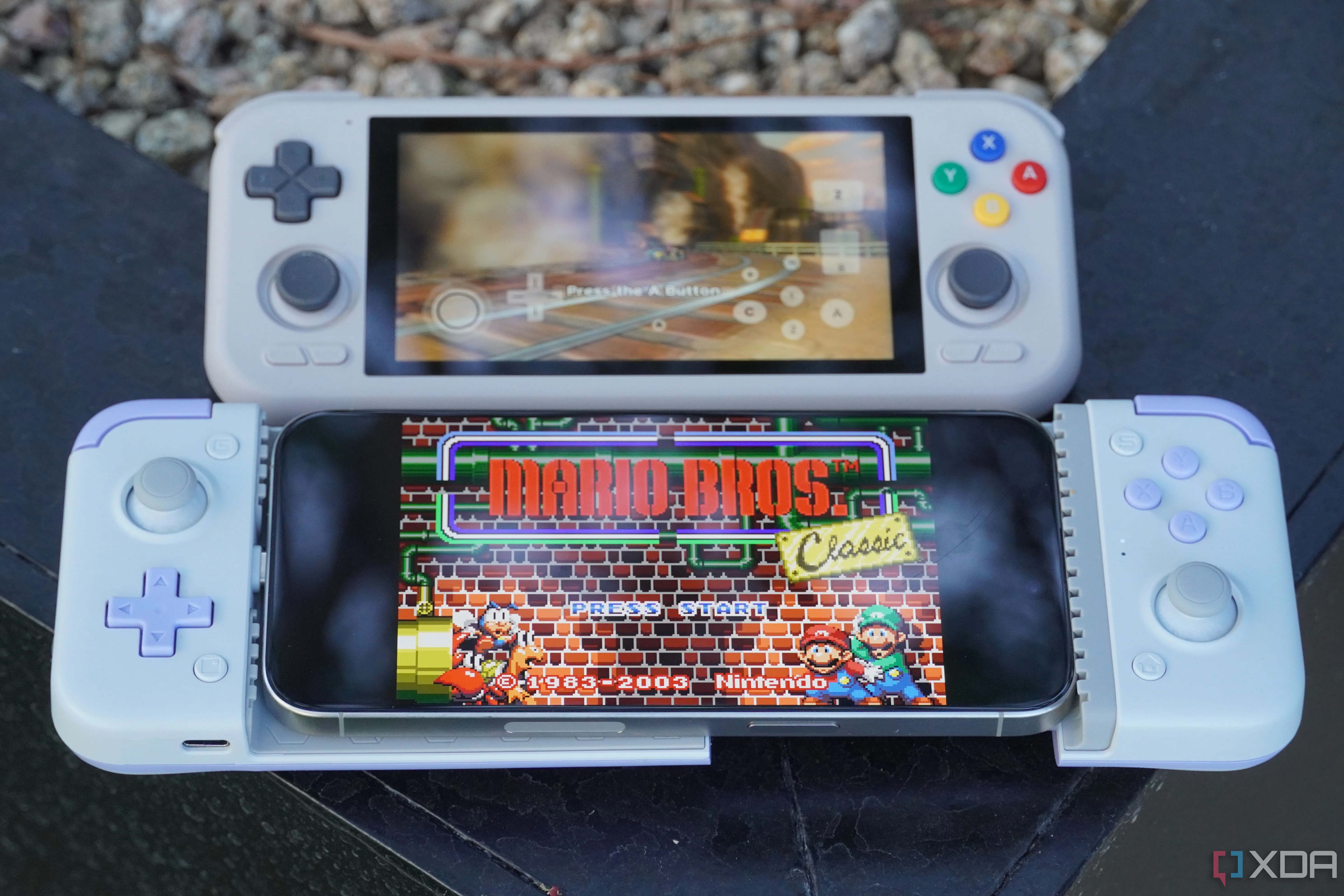 Thiết bị chơi game retro cầm tay và điện thoại iPhone chạy giả lập game cổ điển