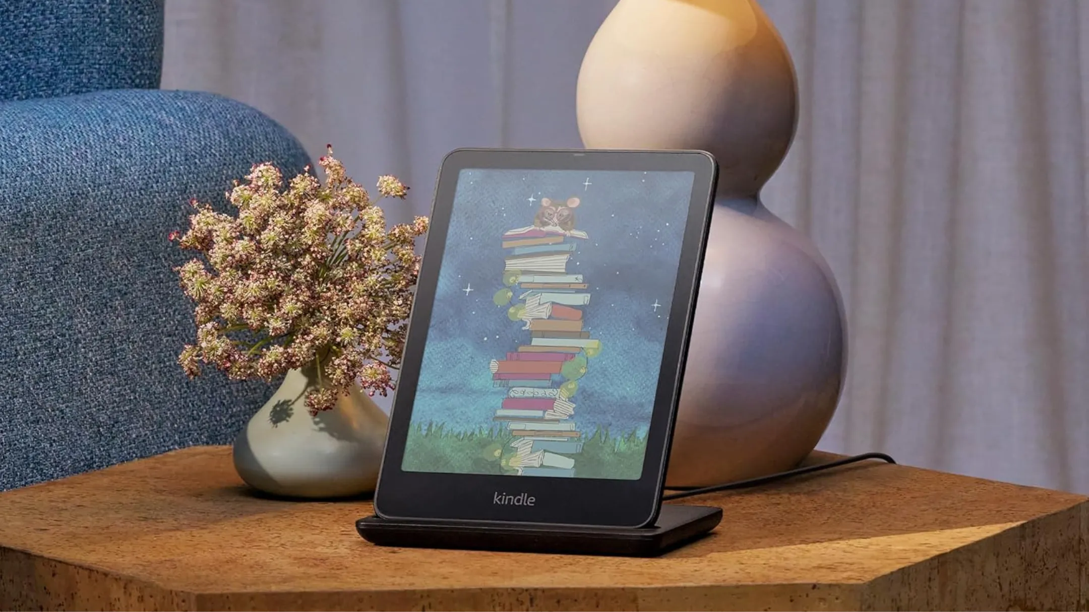 Thiết bị đọc sách Amazon Kindle Colorsoft Signature Edition màu sắc nổi bật đặt trên bàn
