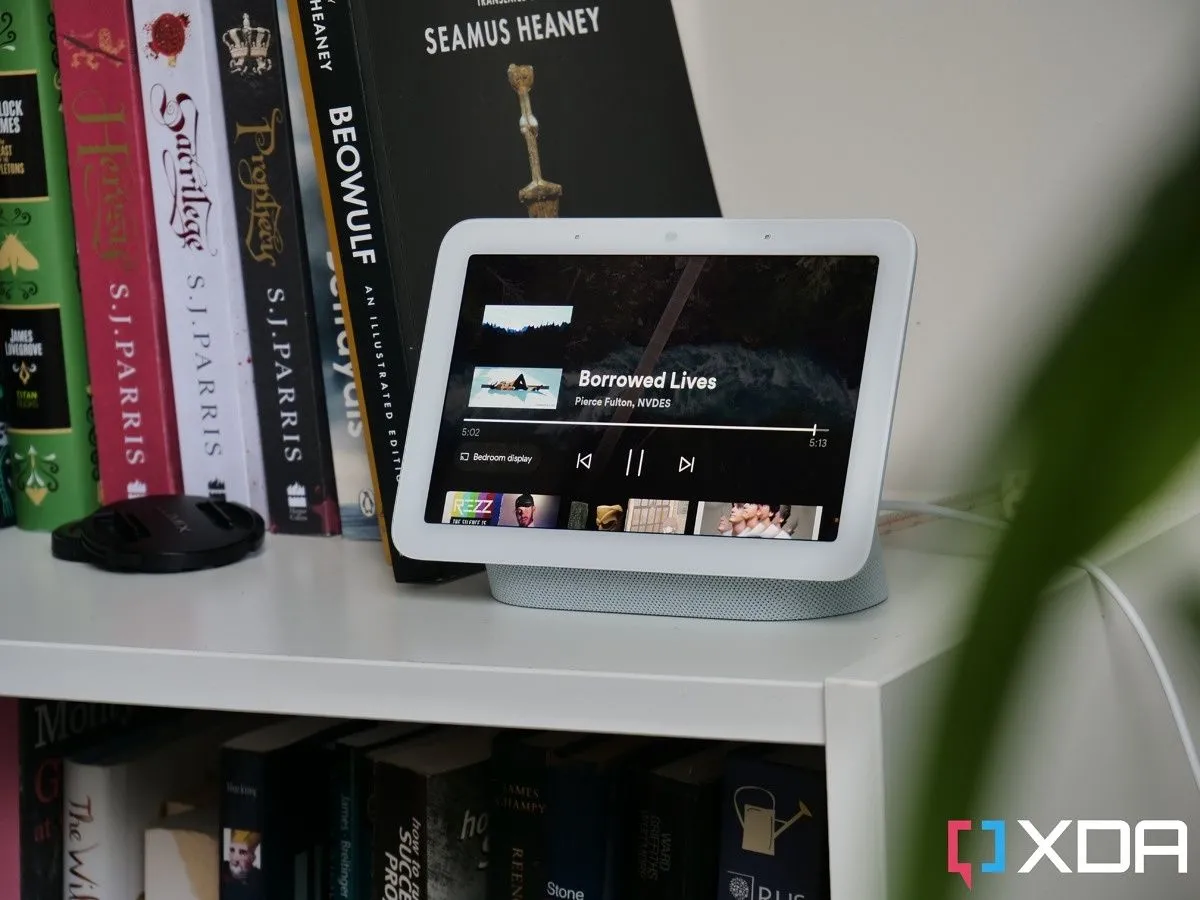 Thiết bị Google Nest Hub 2 hiển thị điều khiển nhà thông minh trong một không gian sống hiện đại