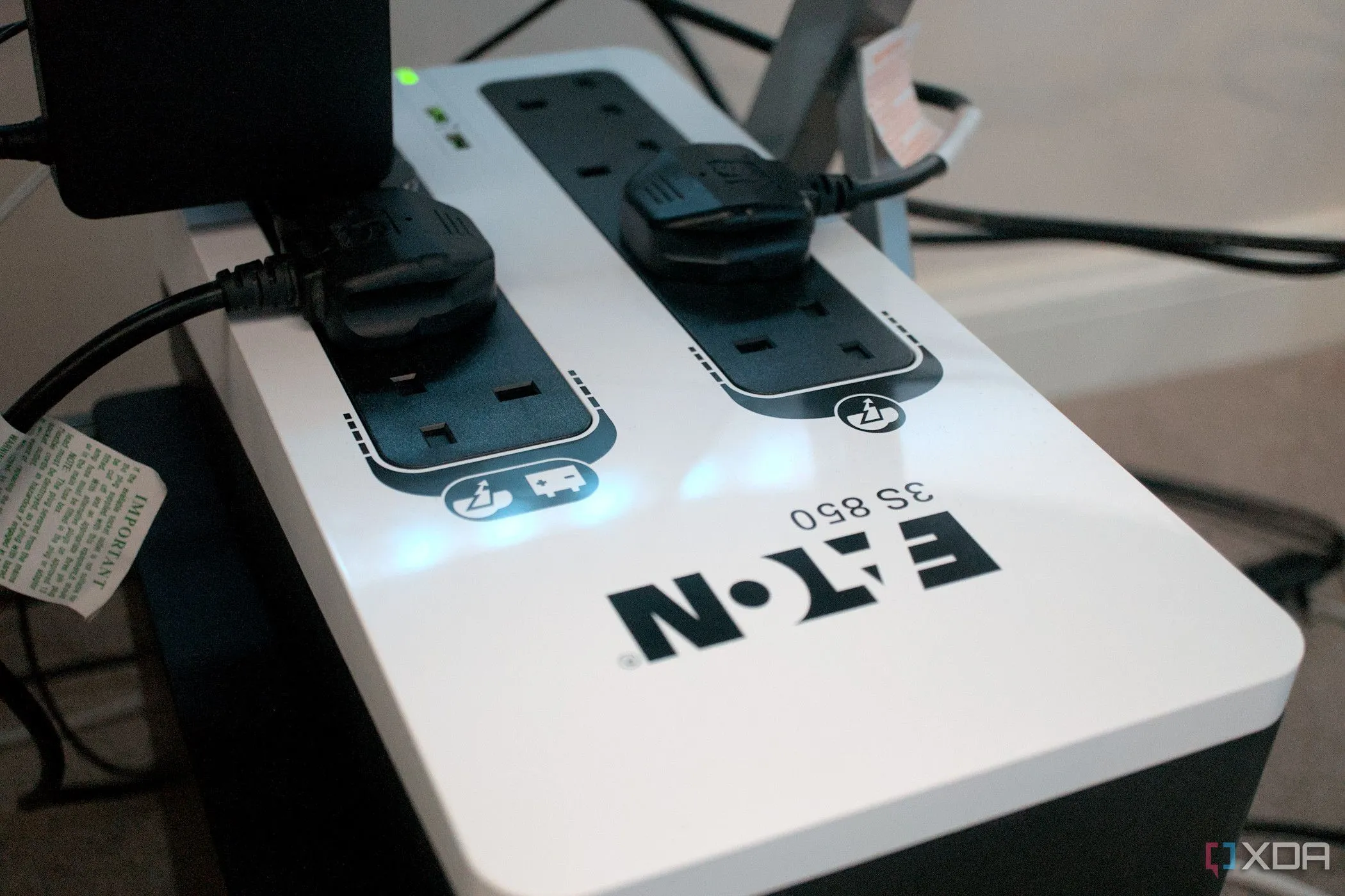 Thiết bị lưu điện UPS Eaton 3S 850 được cài đặt trong hệ thống máy chủ gia đình