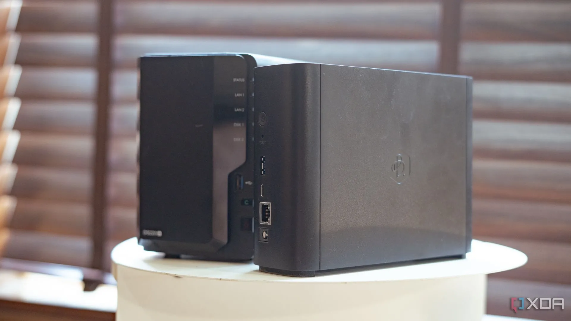 Thiết bị lưu trữ mạng NAS của Synology trên bàn làm việc