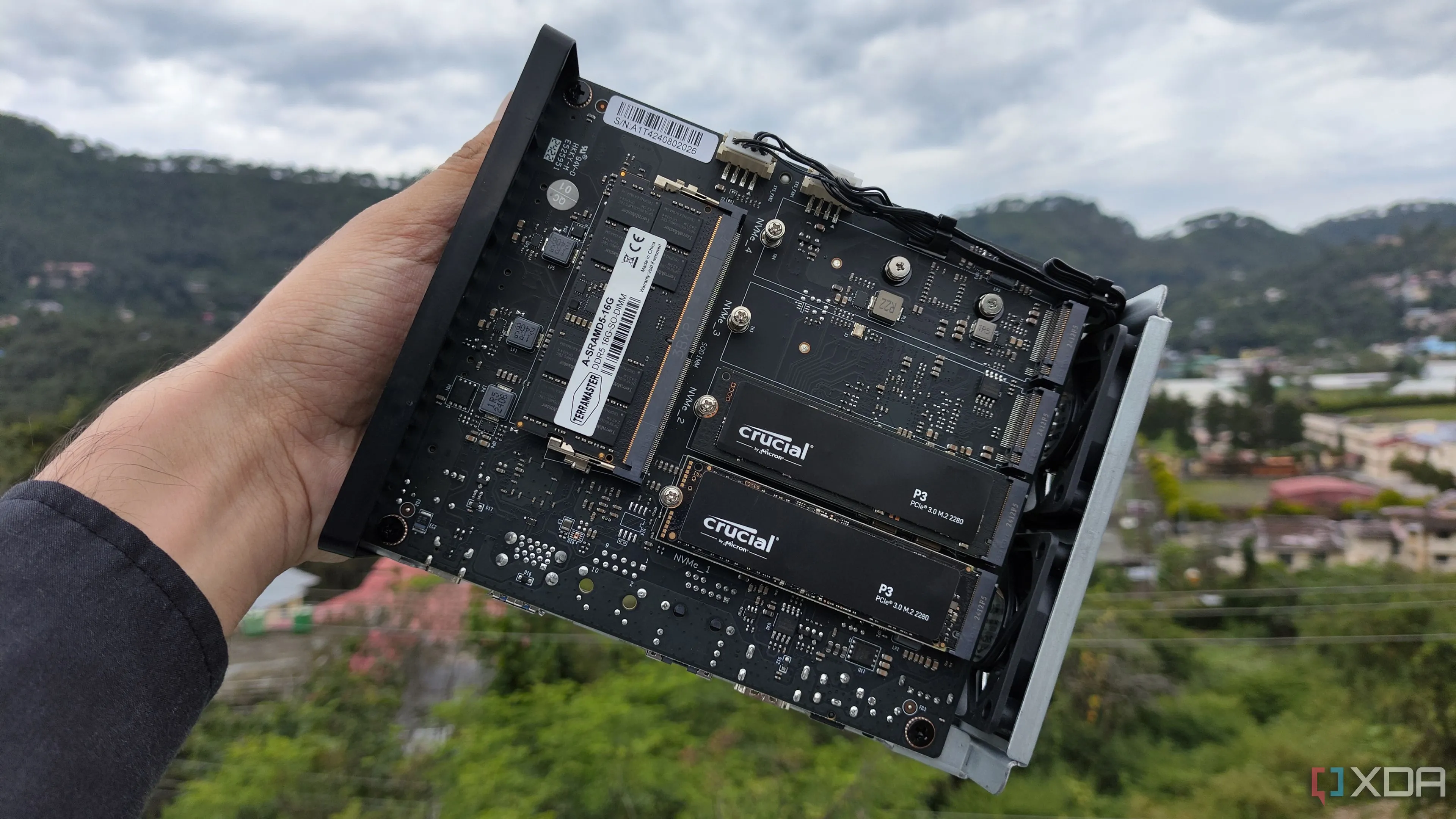 Thiết bị lưu trữ NAS TerraMaster F8 SSD Plus với hai ổ SSD PCIe 3 làm bộ nhớ đệm