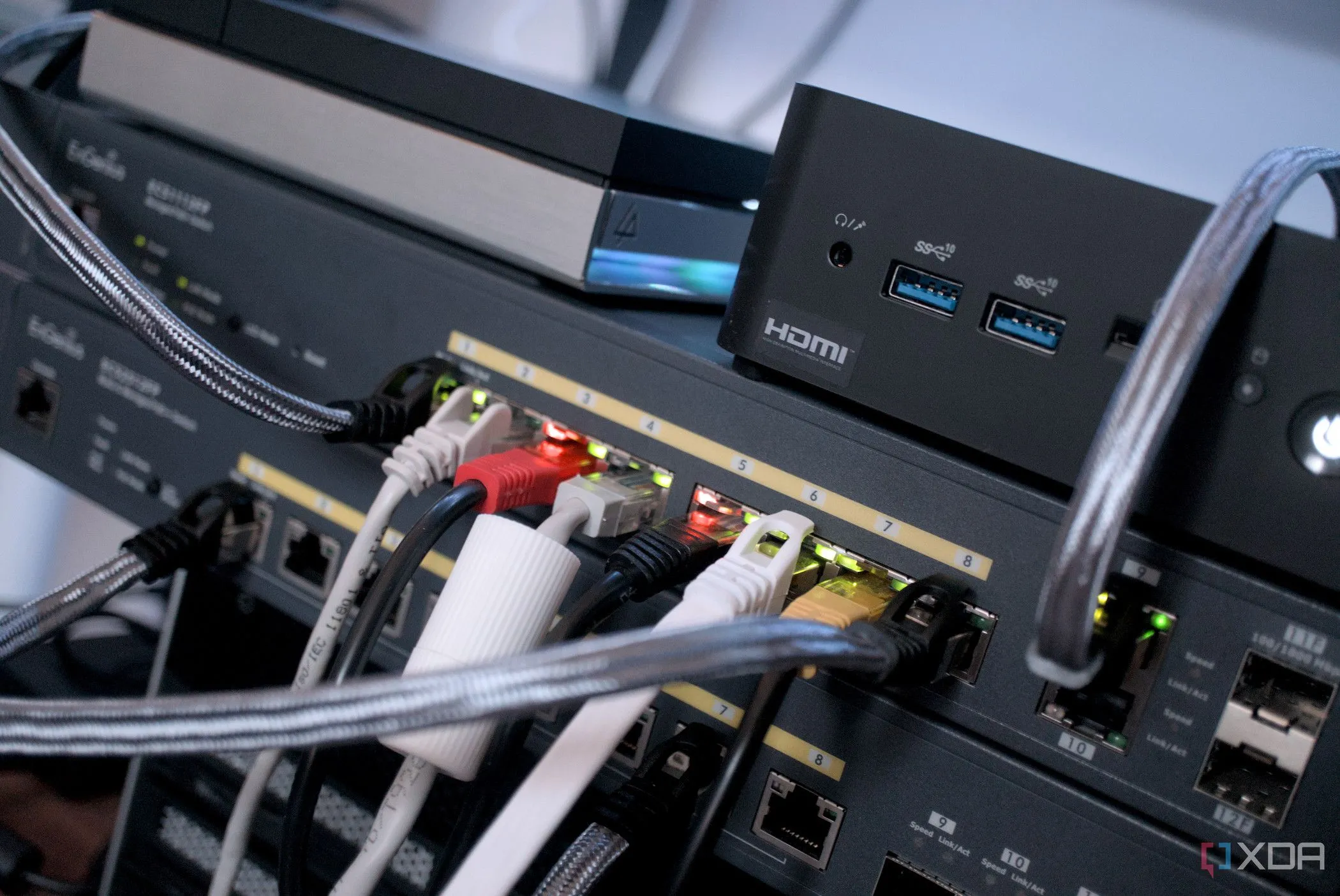 Thiết bị mạng bao gồm bộ chuyển mạch, bộ định tuyến Wi-Fi và thiết bị lưu trữ gắn mạng (NAS) trong một hệ thống mạng gia đình