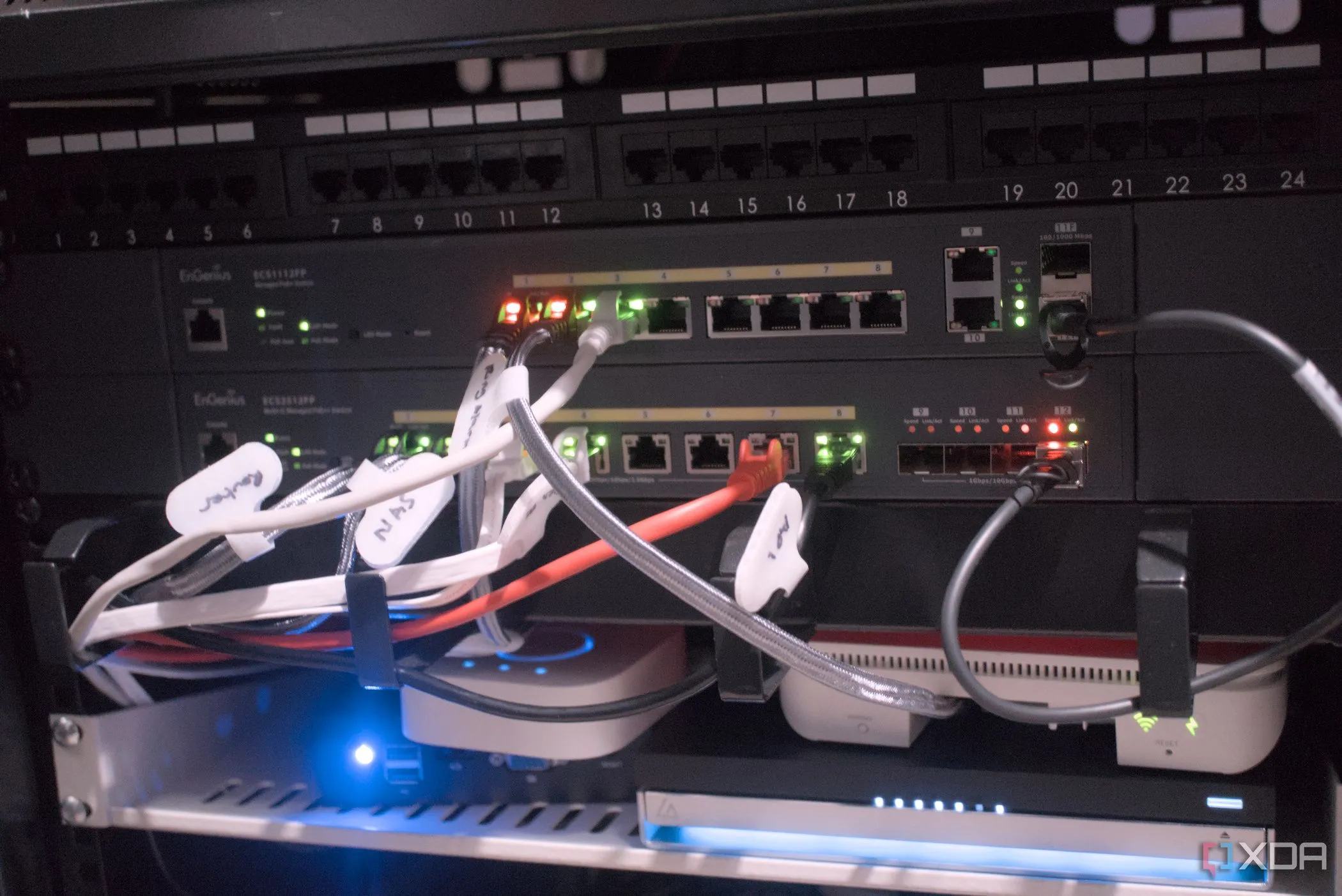 Thiết bị mạng lộn xộn trong tủ rack, nhiều dây cáp kết nối