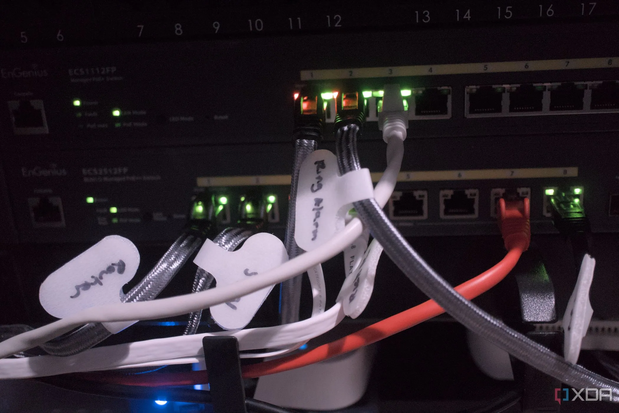 Thiết bị mạng trong tủ rack home lab với cáp kết nối