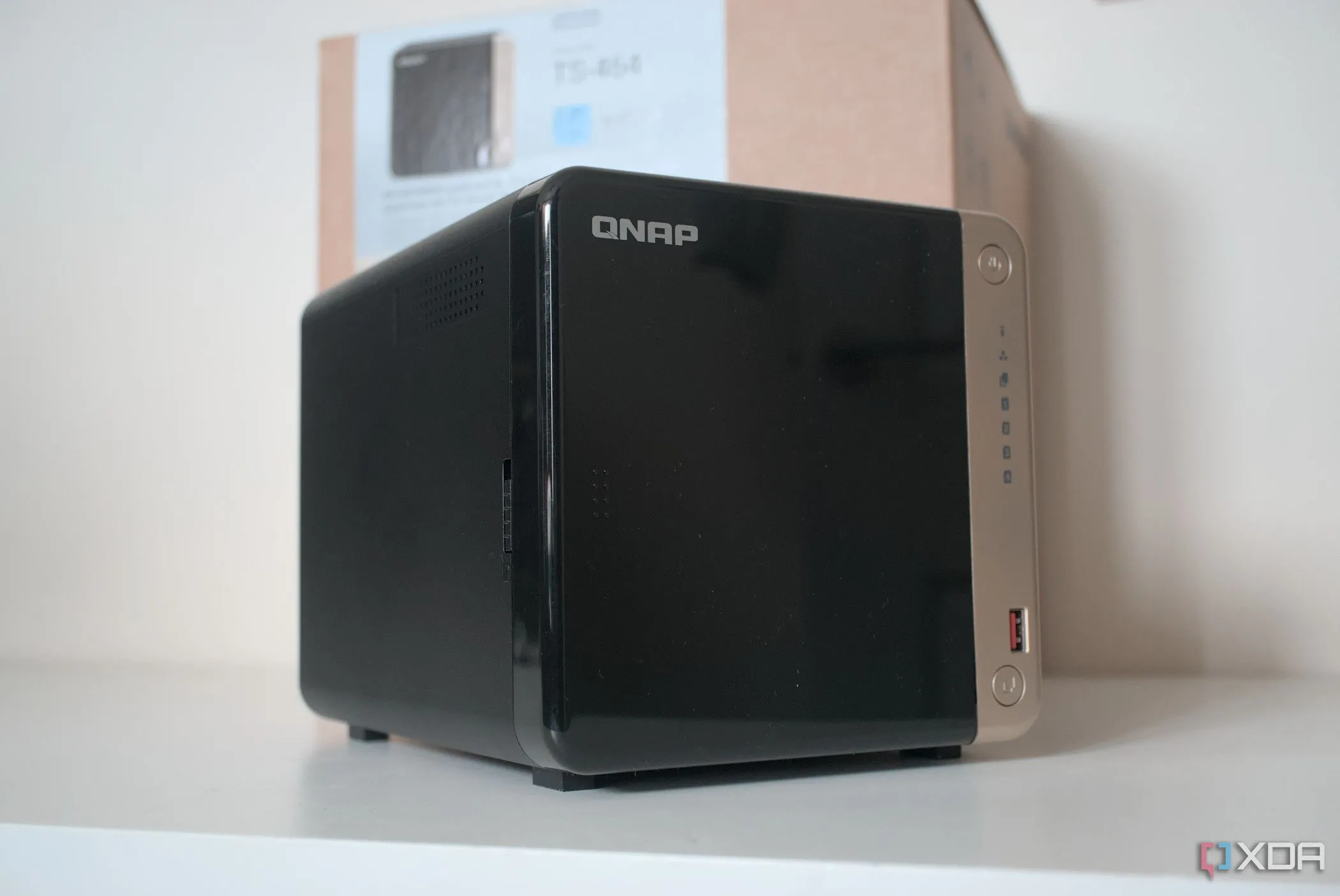 Thiết bị NAS QNAP TS-464 với góc nhìn nghiêng, thể hiện khả năng lưu trữ và quản lý ảnh cá nhân.