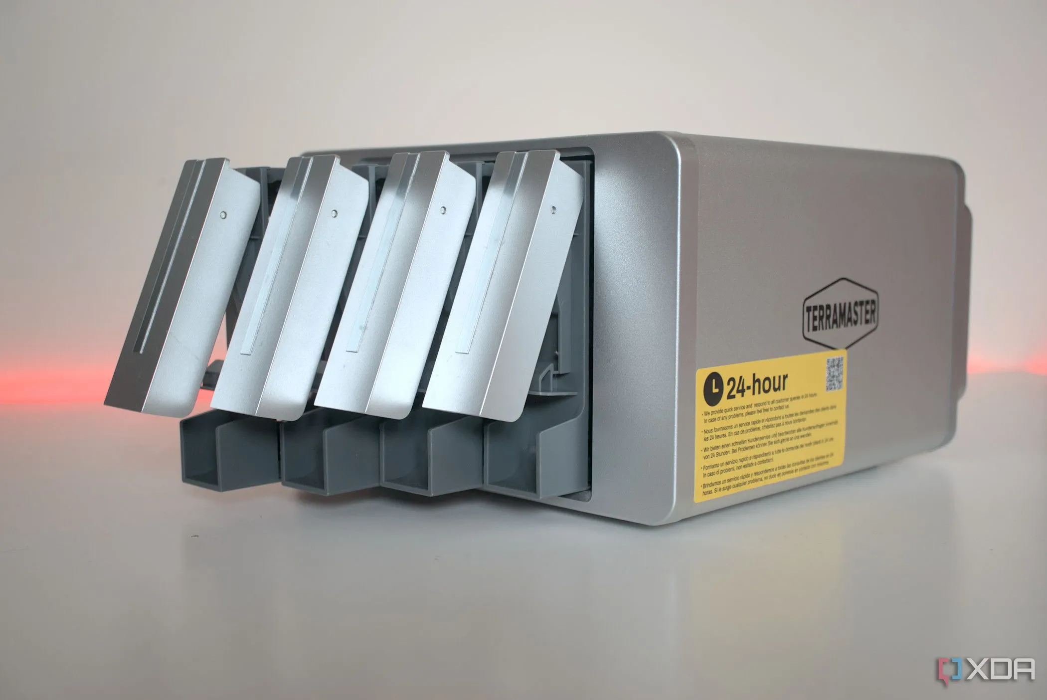 Thiết bị NAS TerraMaster F4-423 với các khay ổ đĩa, biểu tượng cho giải pháp sao lưu dữ liệu toàn diện.