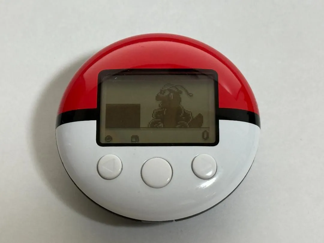 Thiết bị PokeWalker màu đỏ với hình Dragonite trên màn hình, phụ kiện của Pokémon SoulSilver và HeartGold