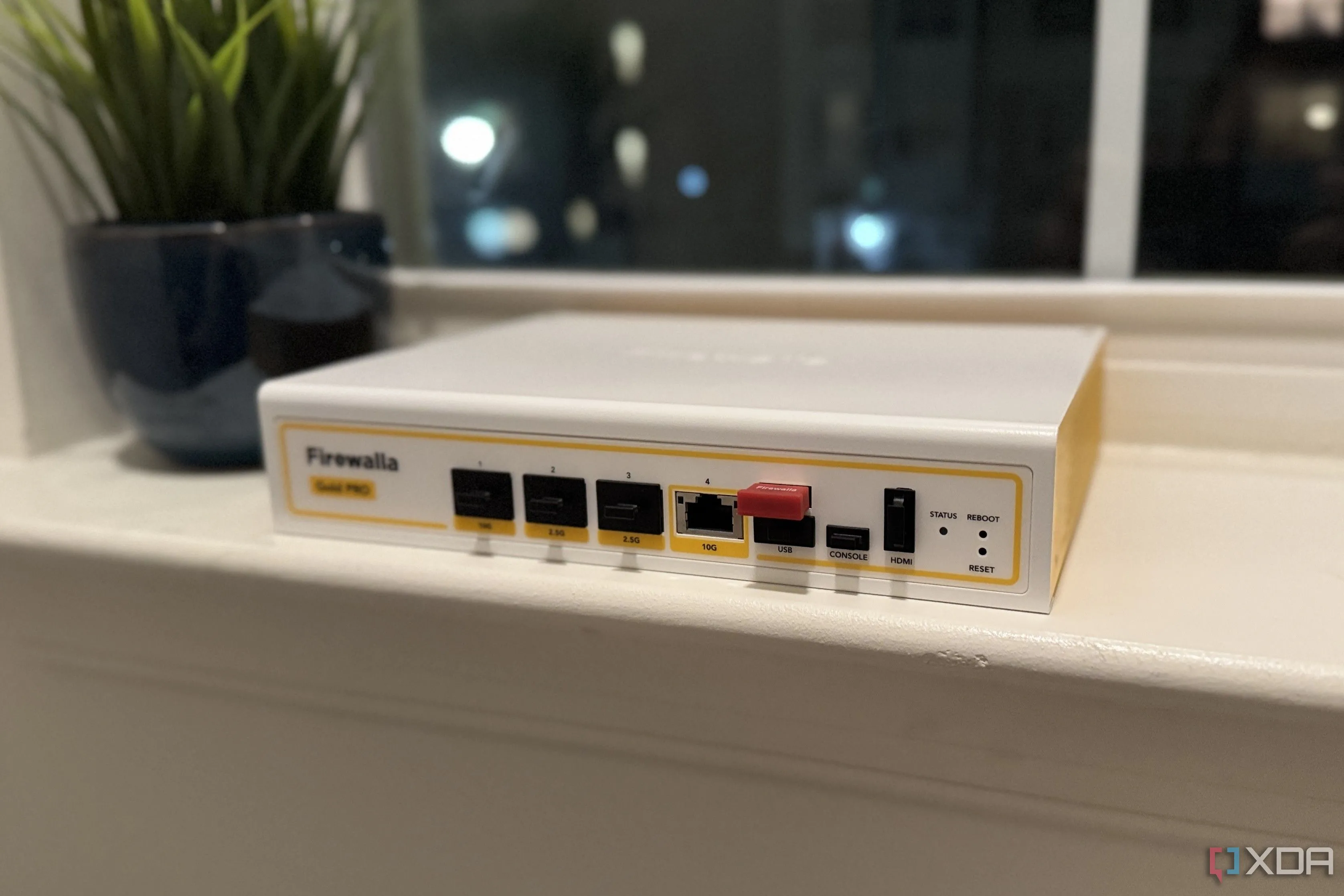 Thiết bị tường lửa phần cứng Firewalla Gold Pro đặt trên bệ cửa sổ, giải pháp tăng cường bảo mật mạng