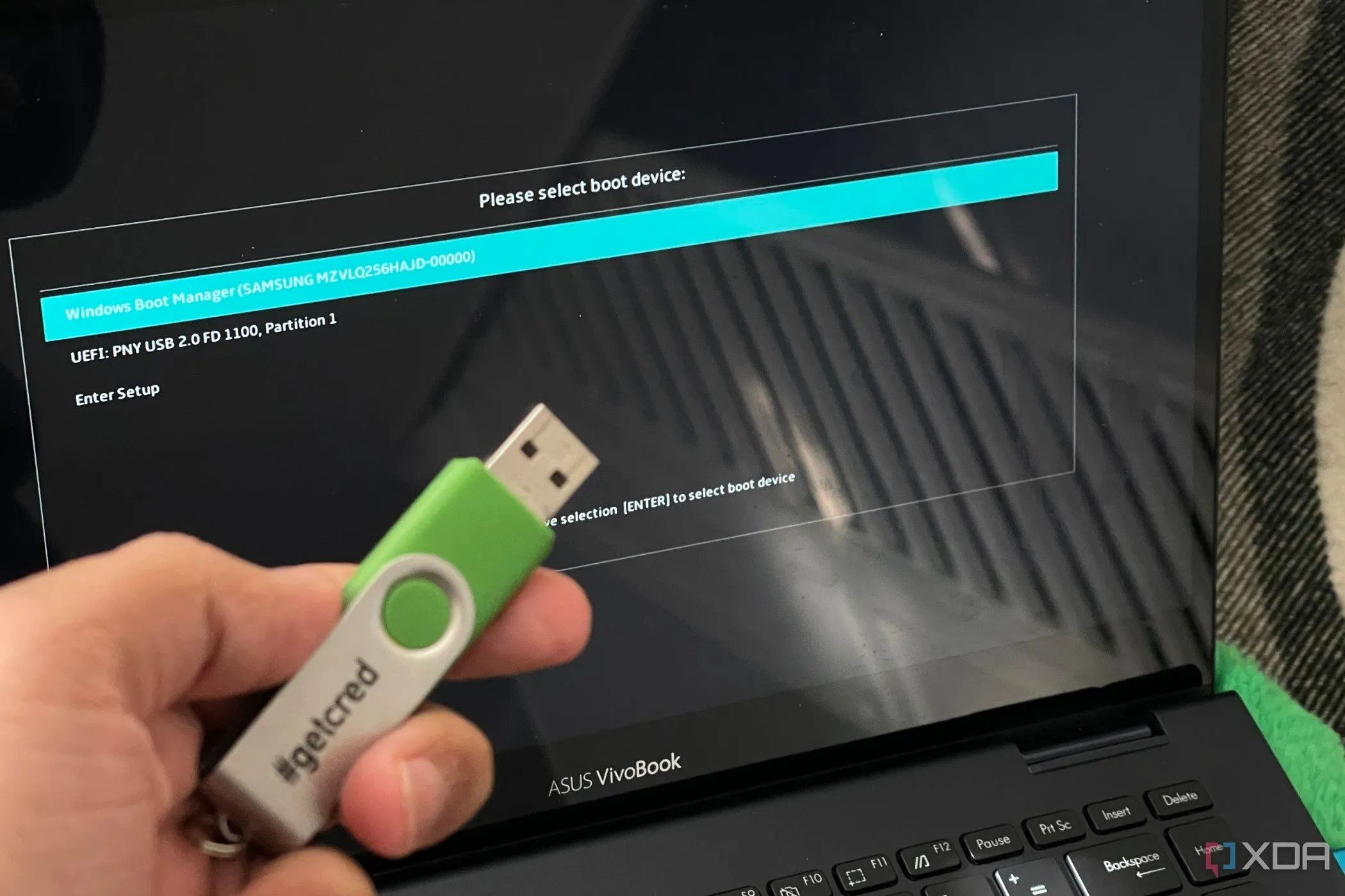 Thiết bị USB chứa bản cài đặt Linux sẵn sàng để khởi động và trải nghiệm