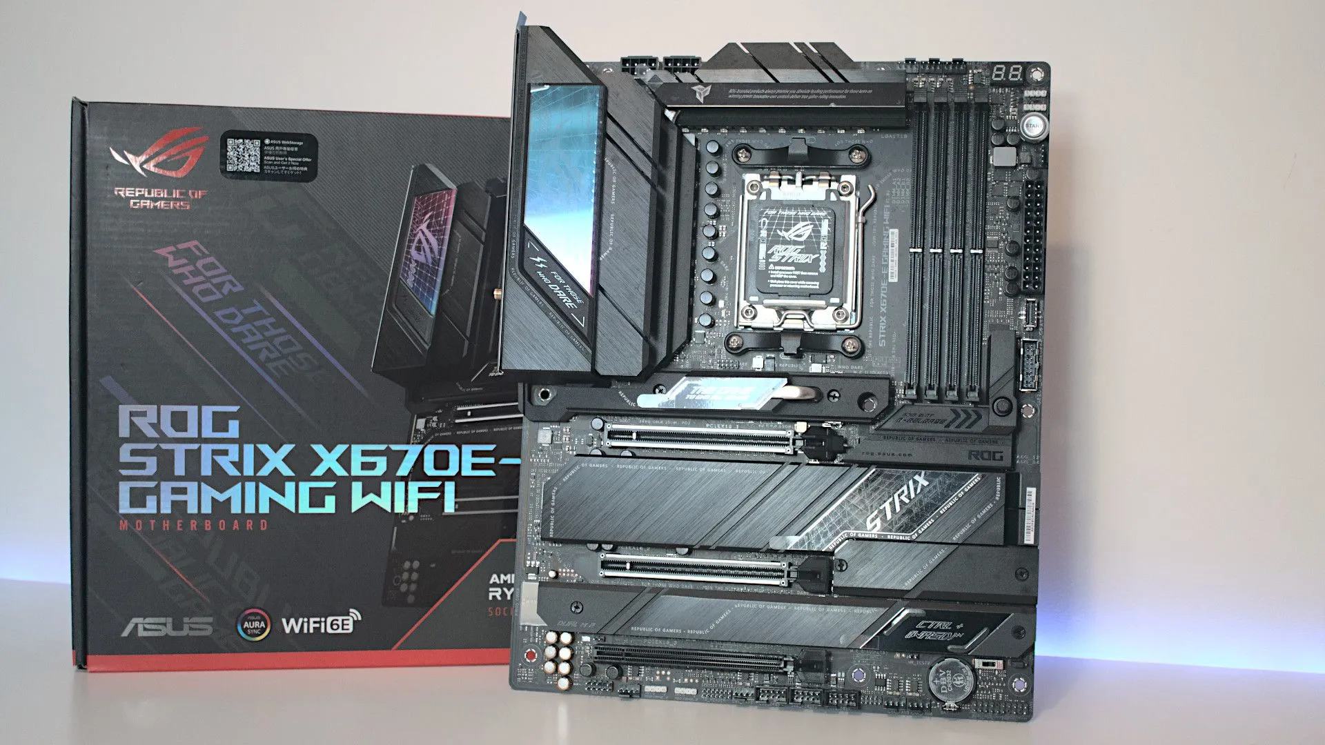 Thiết kế tổng quan bo mạch chủ ASUS ROG Strix X670E-E Gaming WiFi với các cổng kết nối và khe cắm RAM DDR5