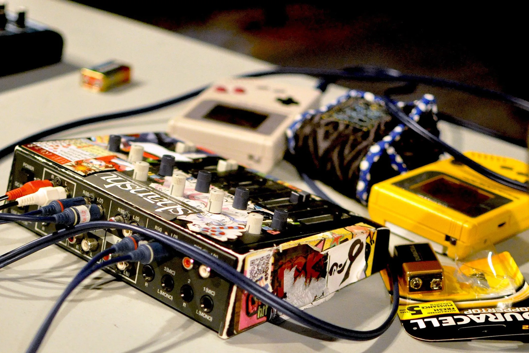Thiết lập chiptune với nhiều máy Nintendo Game Boy được sử dụng để tạo nhạc, minh họa cách công nghệ cũ truyền cảm hứng sáng tạo