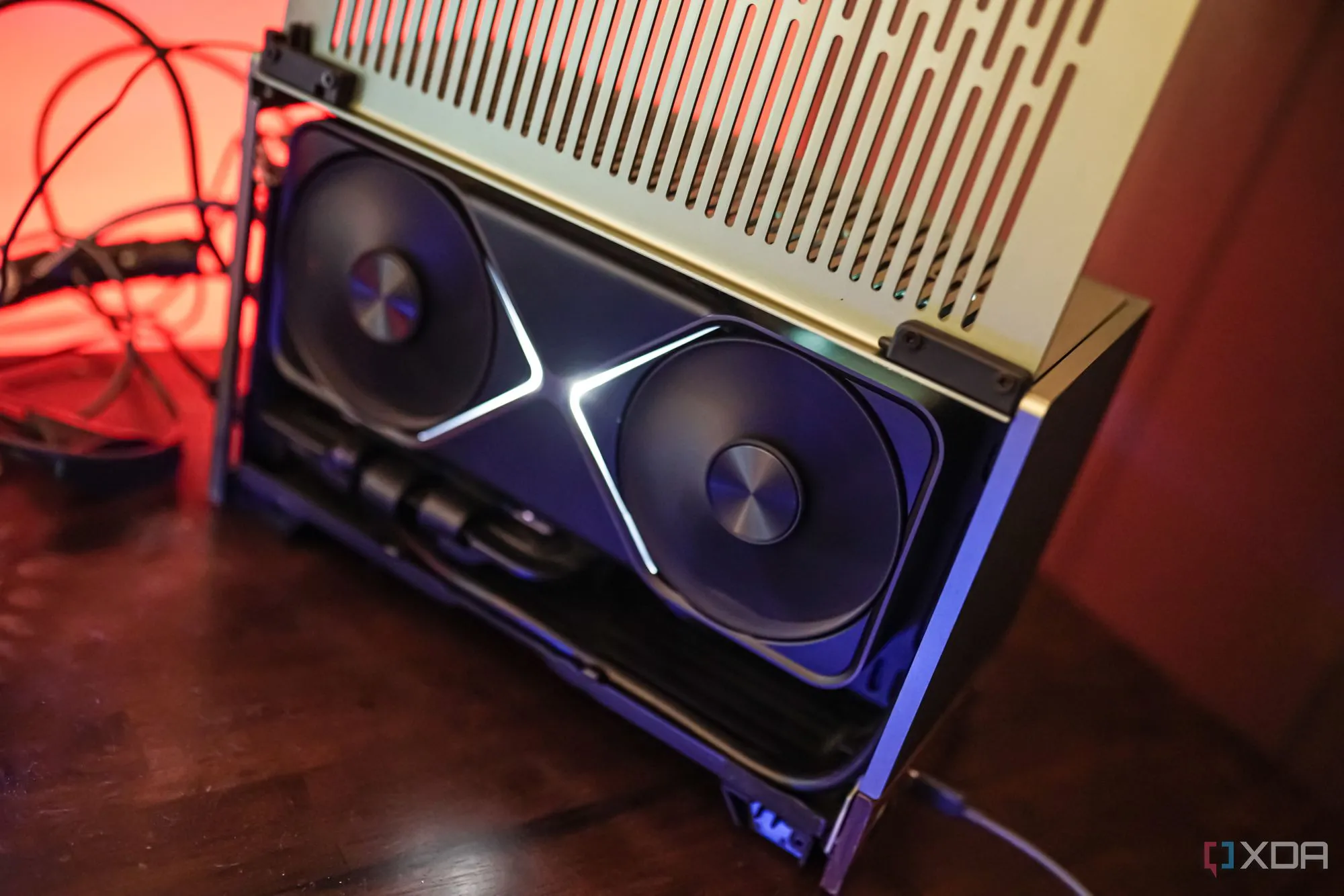 Thùng máy tính gaming mạnh mẽ với các linh kiện cao cấp được mở nắp