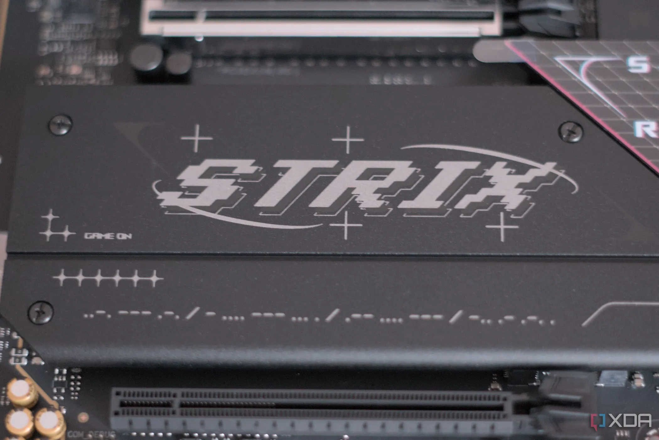 Thương hiệu Asus ROG Strix trên tản nhiệt SSD M.2 của B850-F Gaming WiFi