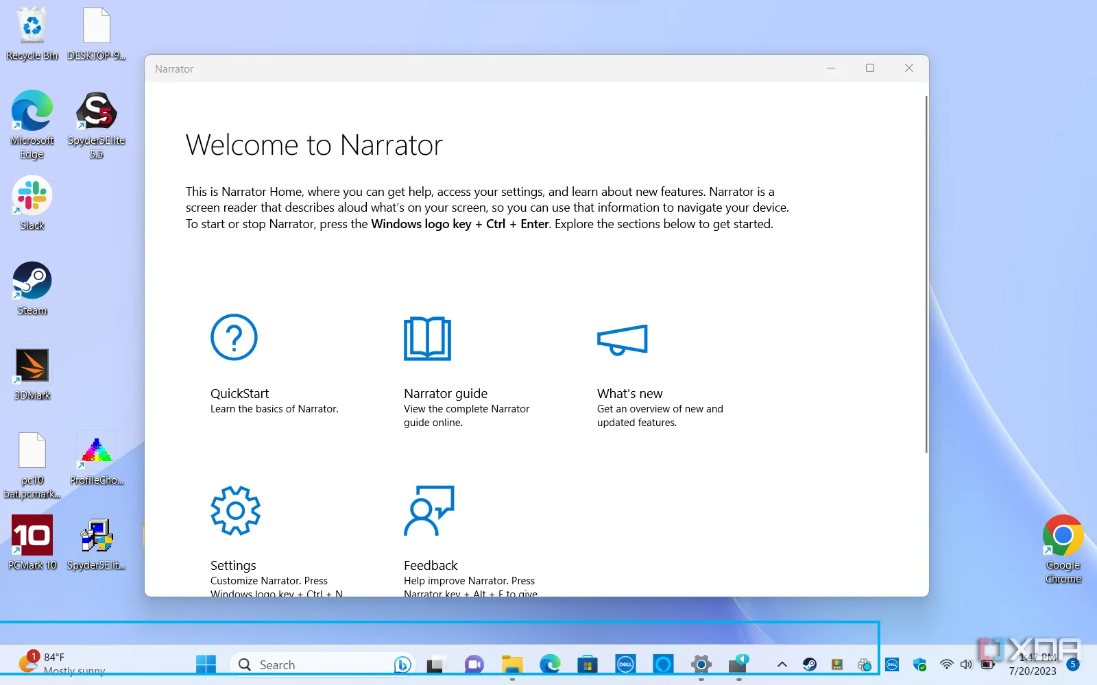 Tính năng Narrator (Trình tường thuật) đang hoạt động trên màn hình desktop Windows 11, hiển thị hộp thoại điều khiển Narrator
