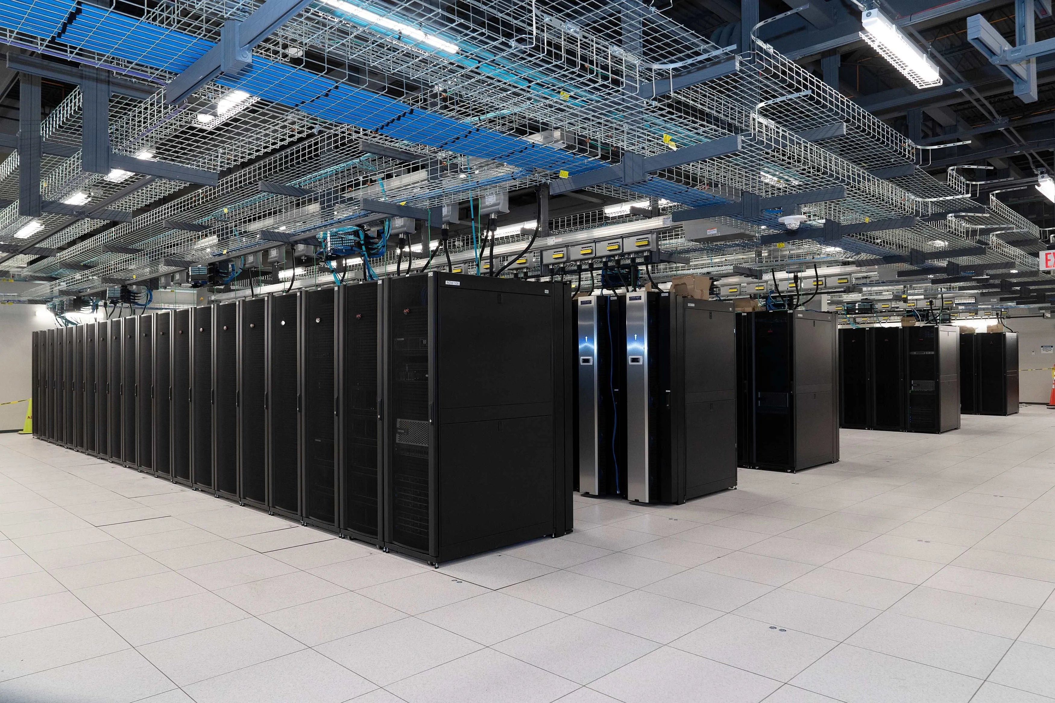 Tổng quan trung tâm dữ liệu với nhiều tủ rack máy chủ, biểu tượng cho hạ tầng lưu trữ đám mây khổng lồ