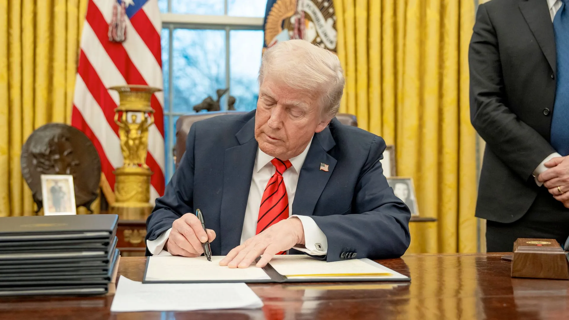 Tổng thống Trump ký sắc lệnh hành pháp, hình ảnh minh họa chính sách thuế quan có thể tác động đến giá linh kiện điện tử.