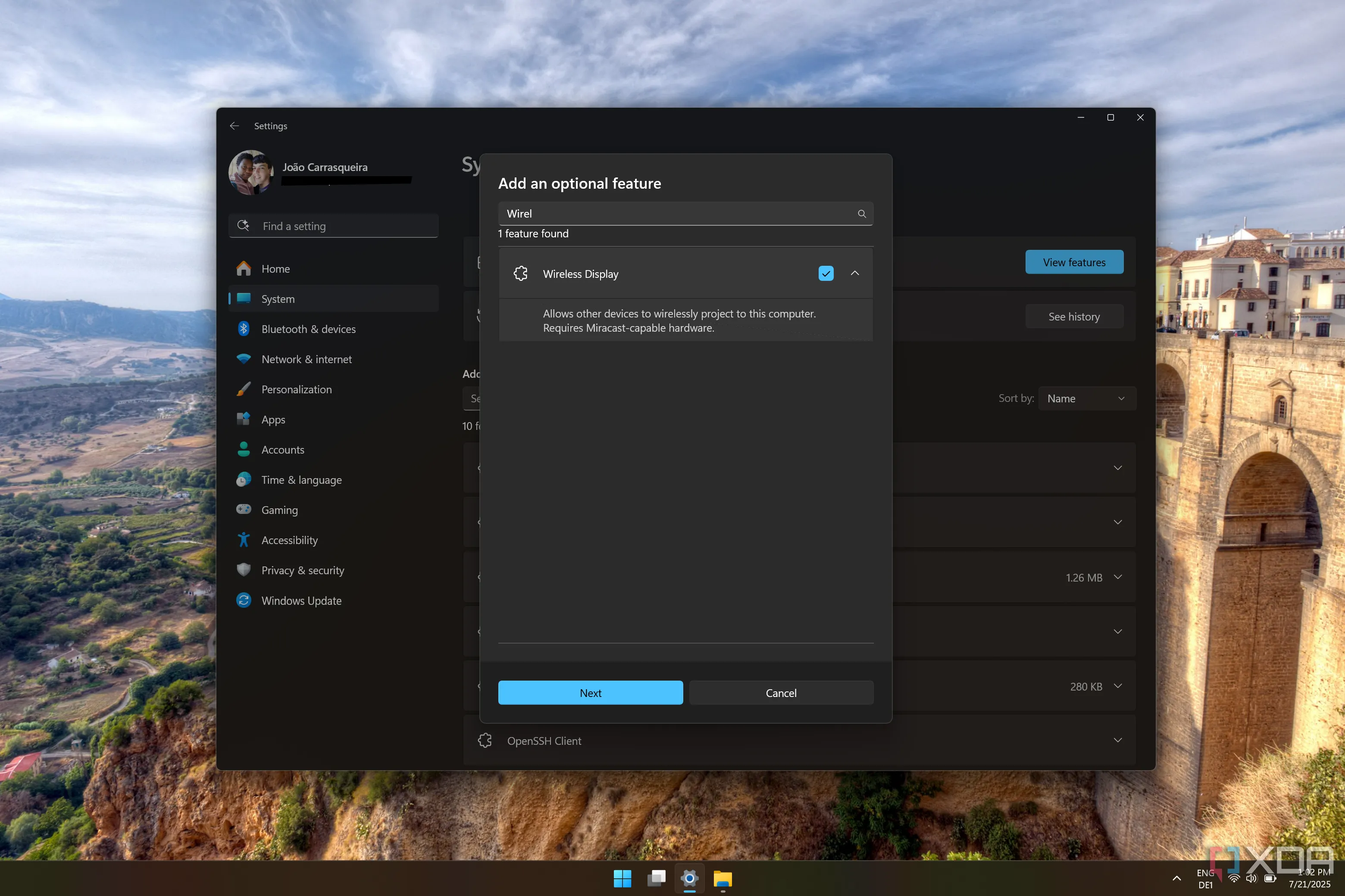 Trang Tính năng tùy chọn trong Cài đặt Windows 11, hiển thị tính năng Màn hình không dây cần cài đặt