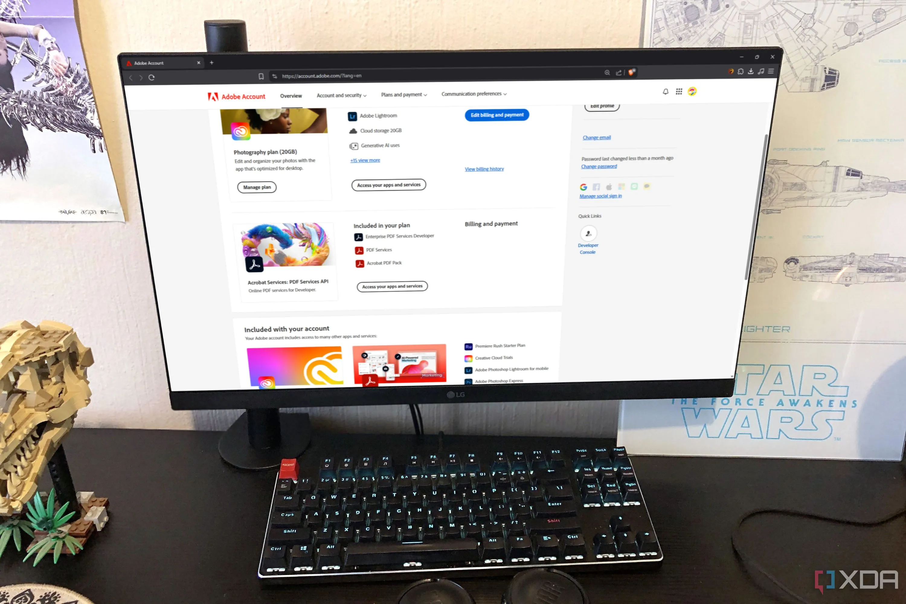 Trang web Adobe Creative Cloud hiển thị trên màn hình máy tính để bàn, minh họa giao diện phần mềm Adobe