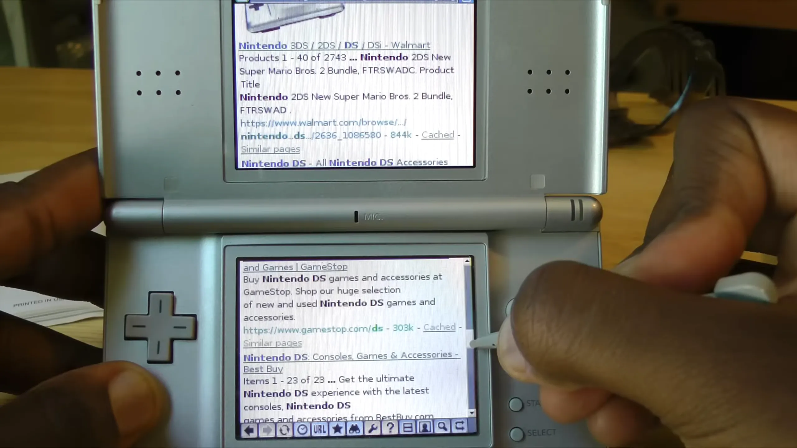 Trình duyệt Nintendo DS hiển thị kết quả tìm kiếm Google, minh họa khả năng kết nối và màn hình kép của máy.