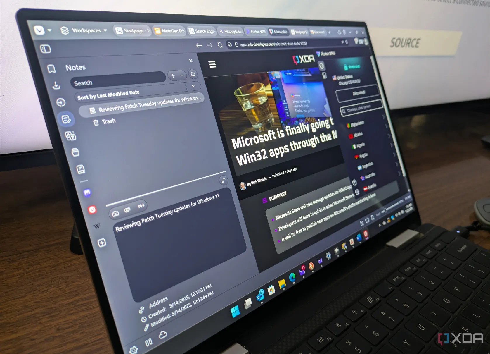 Trình duyệt Vivaldi đang chạy trên laptop Windows, hiển thị sidebar Notes và tích hợp VPN