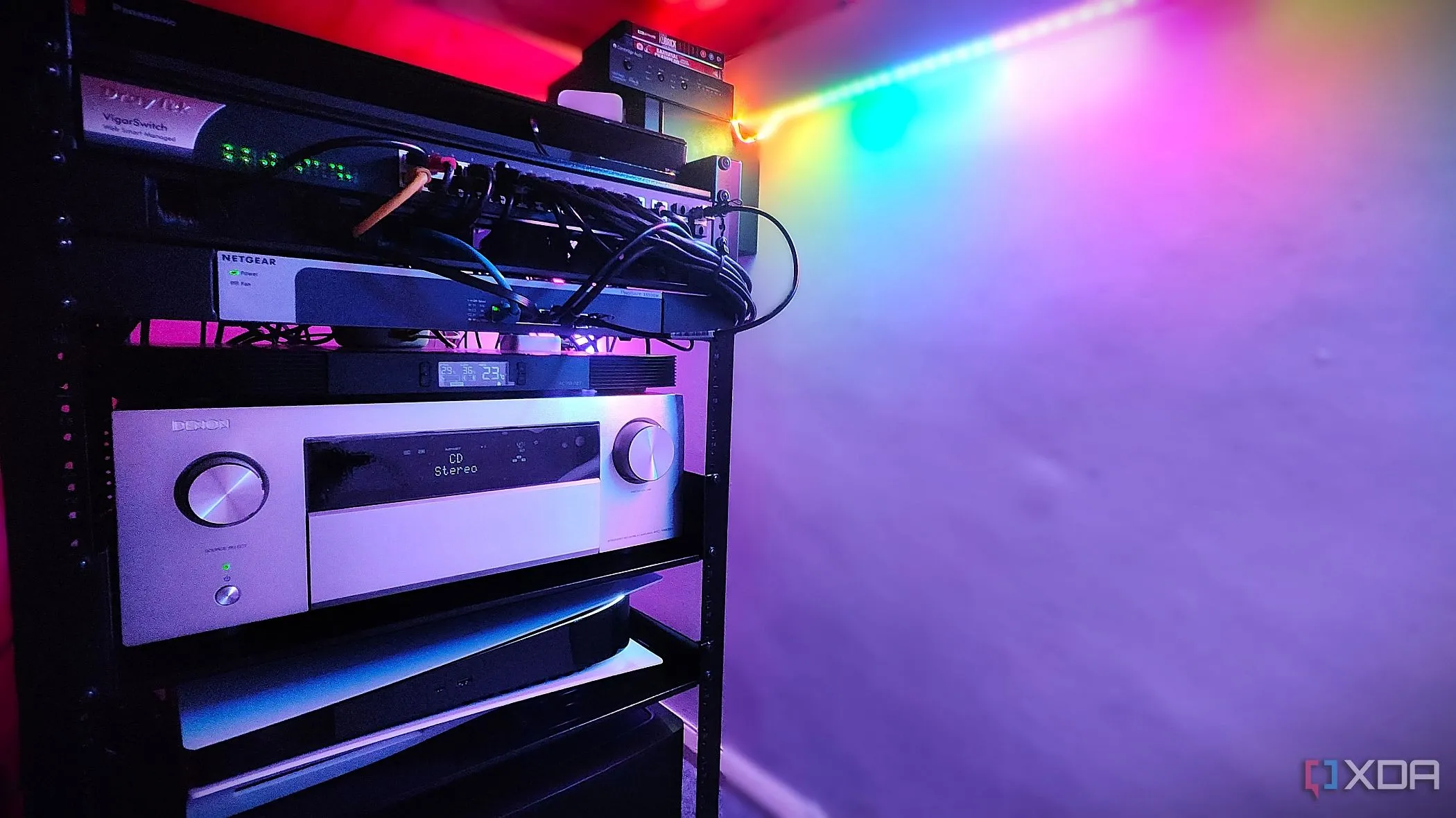 Tủ rack audio-video chứa nhiều thiết bị mạng và switch, biểu trưng cho hệ thống cần băng thông cao