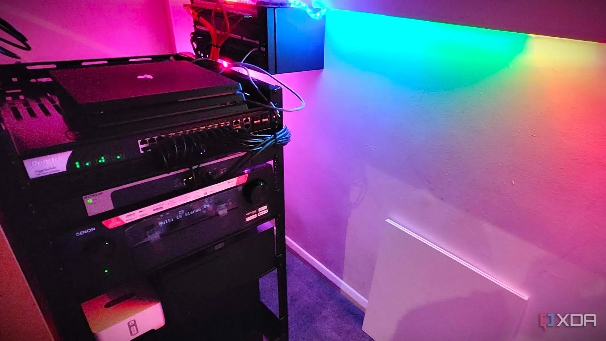 Tủ rack mạng với thiết bị chiếu sáng RGB và dây cáp 10GbE