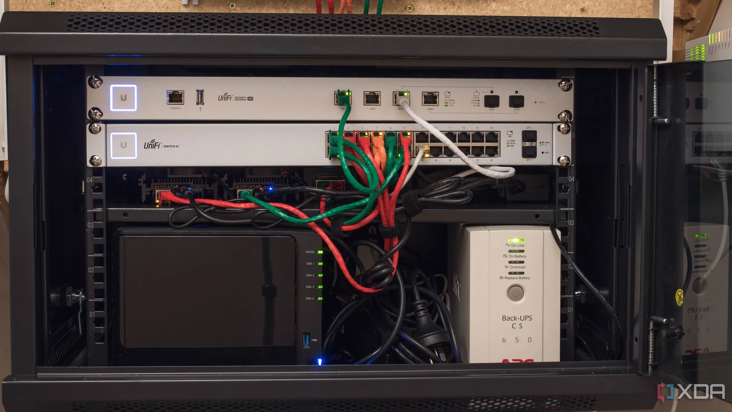 Tủ server home lab, tượng trưng cho môi trường thử nghiệm phức tạp mà WSL giúp đơn giản hóa, cho phép thử nghiệm an toàn mà không ảnh hưởng đến hệ thống chính