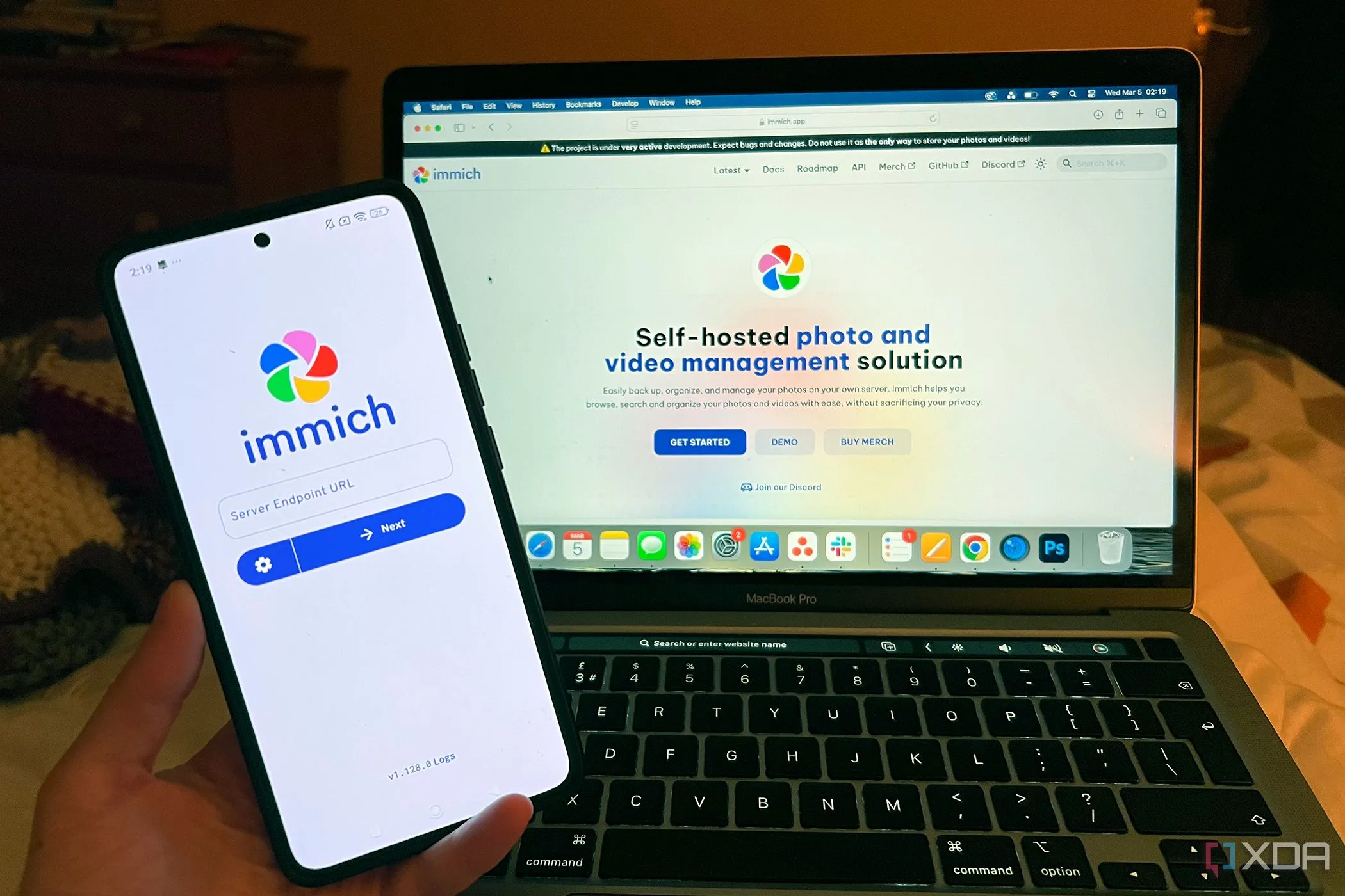 Ứng dụng Immich chạy trên điện thoại Android và laptop MacBook, nhấn mạnh quyền riêng tư dữ liệu với giải pháp tự host
